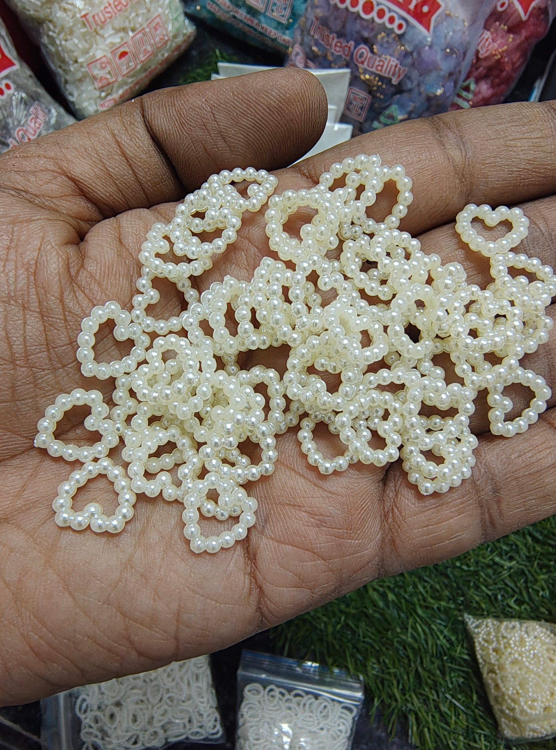Acrylic cream colour pearl heart beads ( APB3016 )