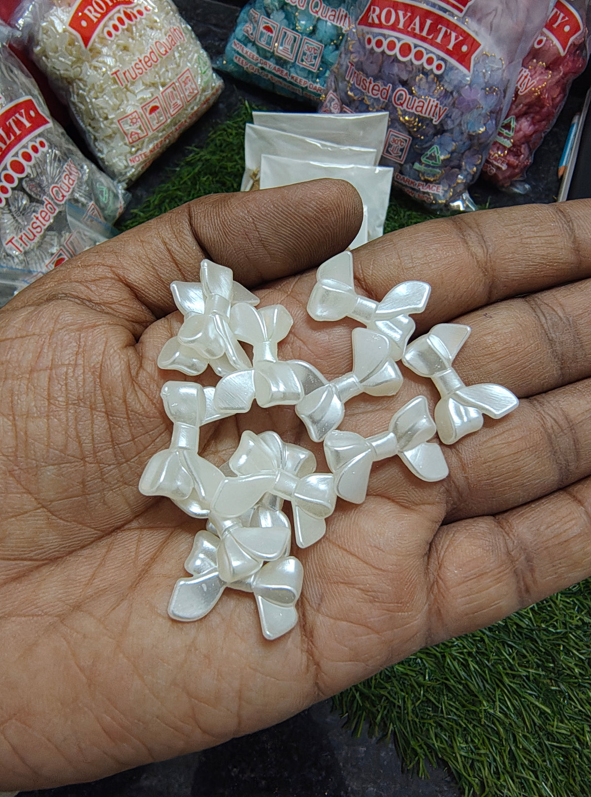 Medium size pearl bow beads 20mm approx ( APB3005 )
