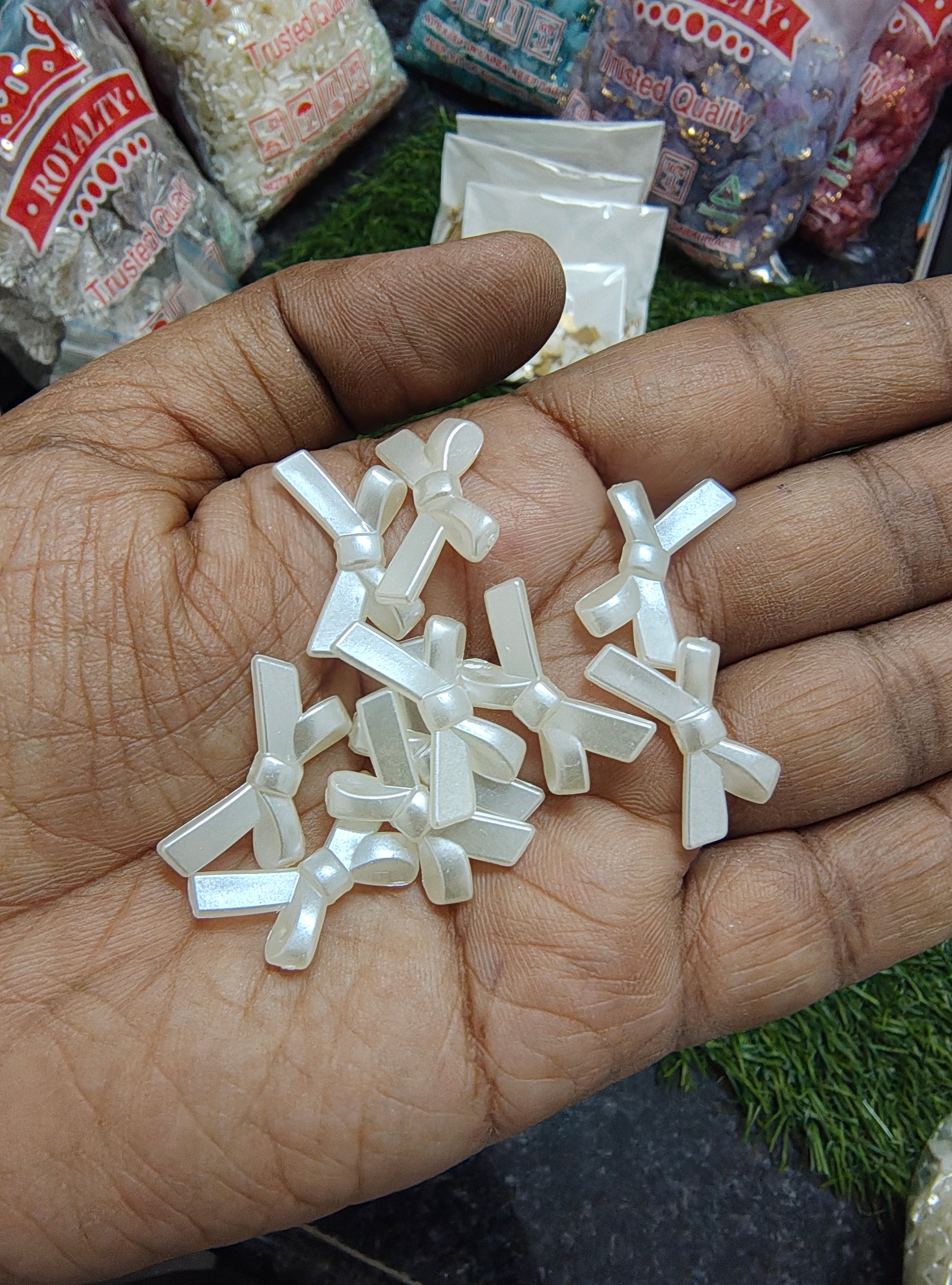 Medium size pearl bow beads 20mm approx ( APB3005 )