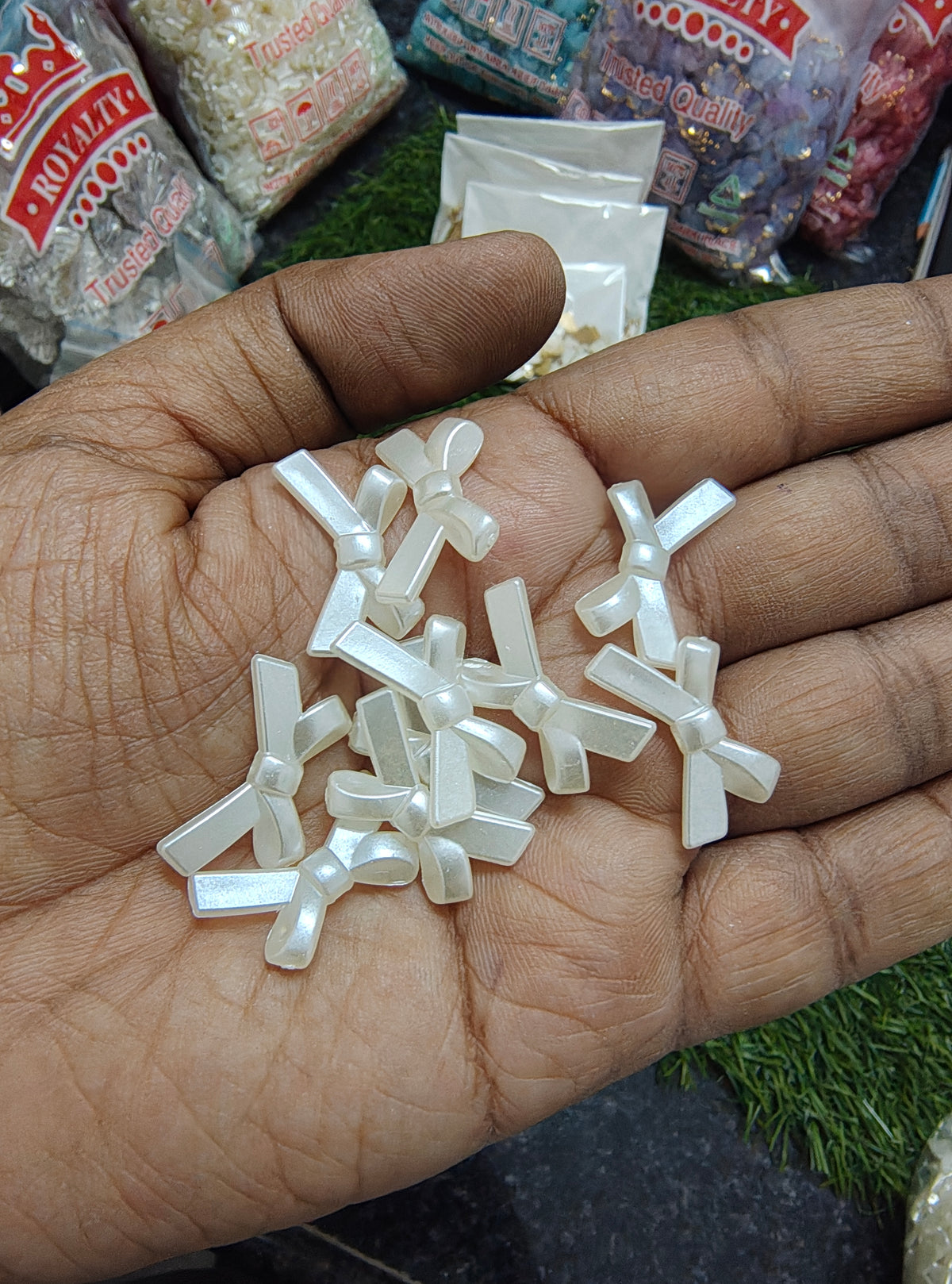 Medium size pearl bow beads 20mm approx ( APB3005 )