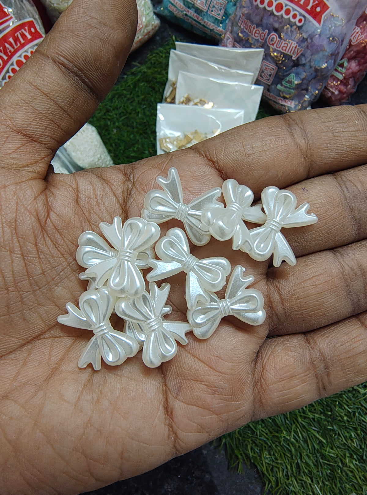 Medium size pearl bow beads 20mm approx ( APB3005 )