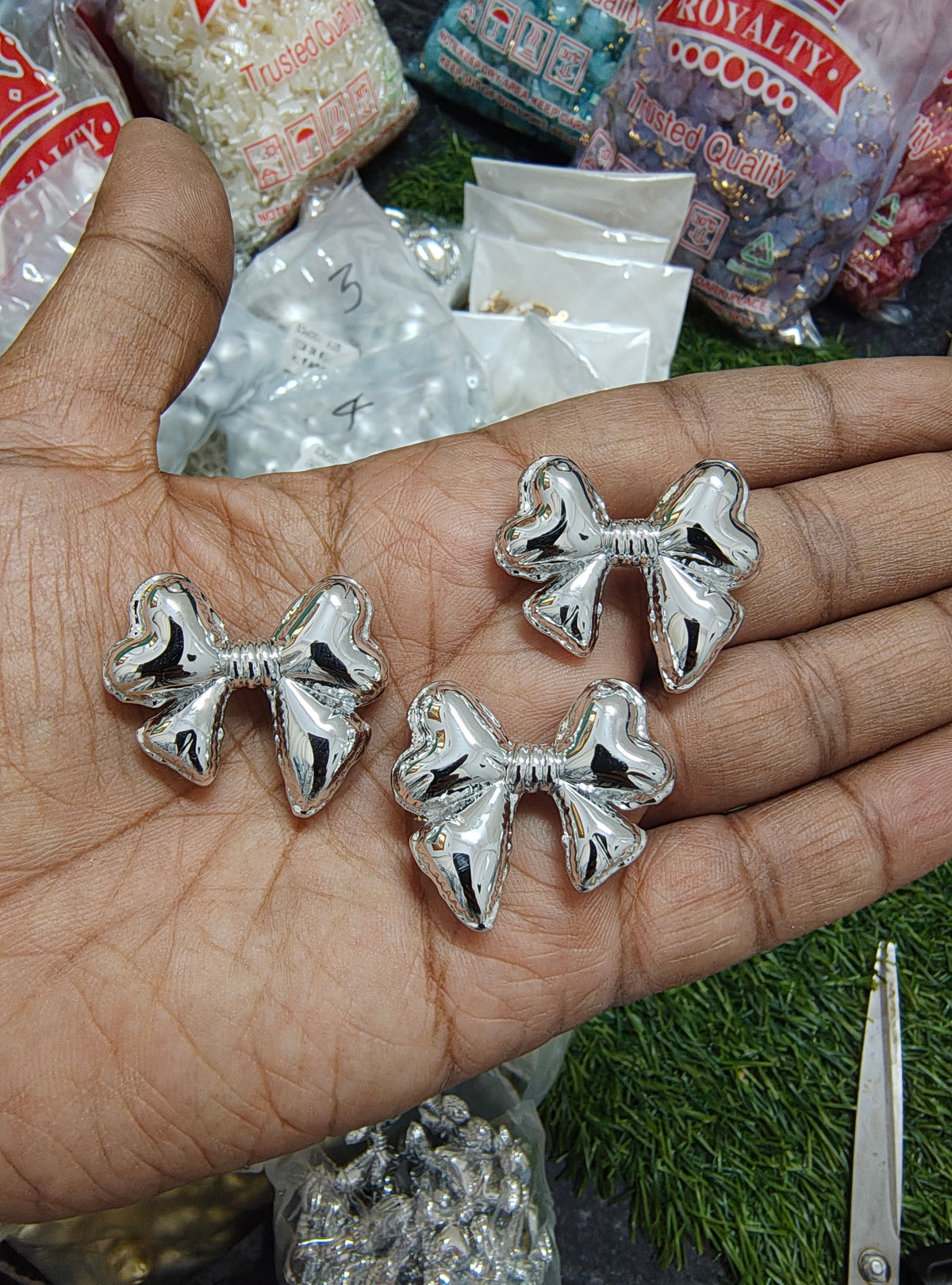 Uv acrylic silver heart/ bow. beads (AB2095)