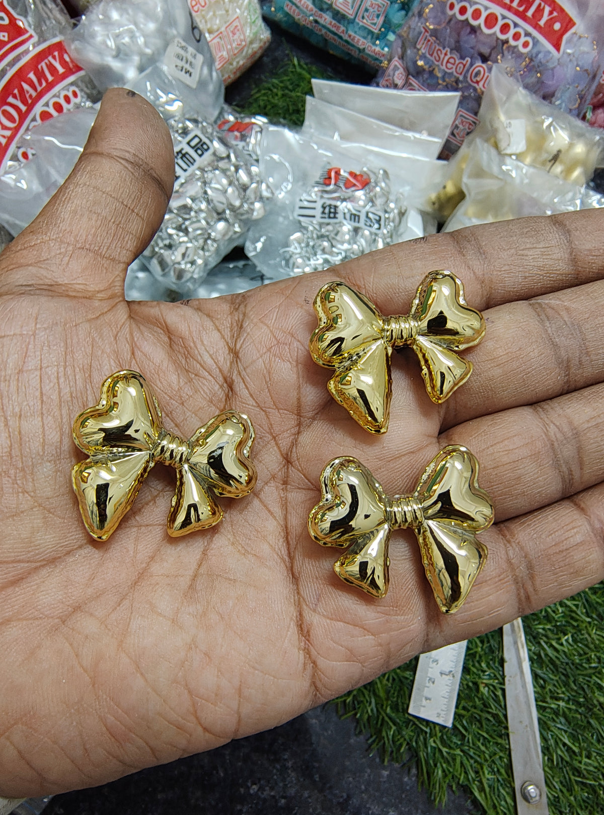 Uv acrylic golden heart/bow beads (AB2097)