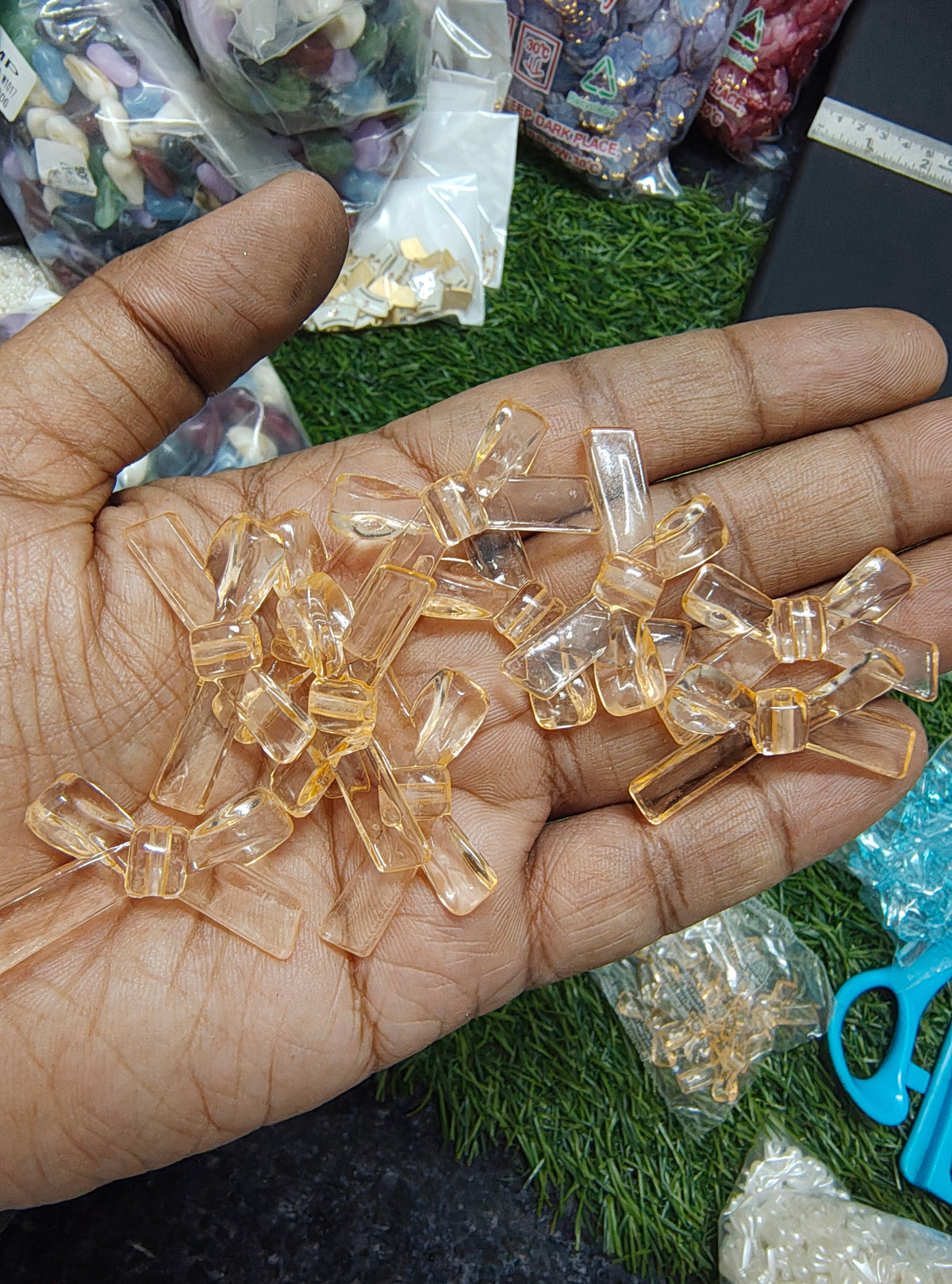 Acrylic transparent bow beads (AB2086)