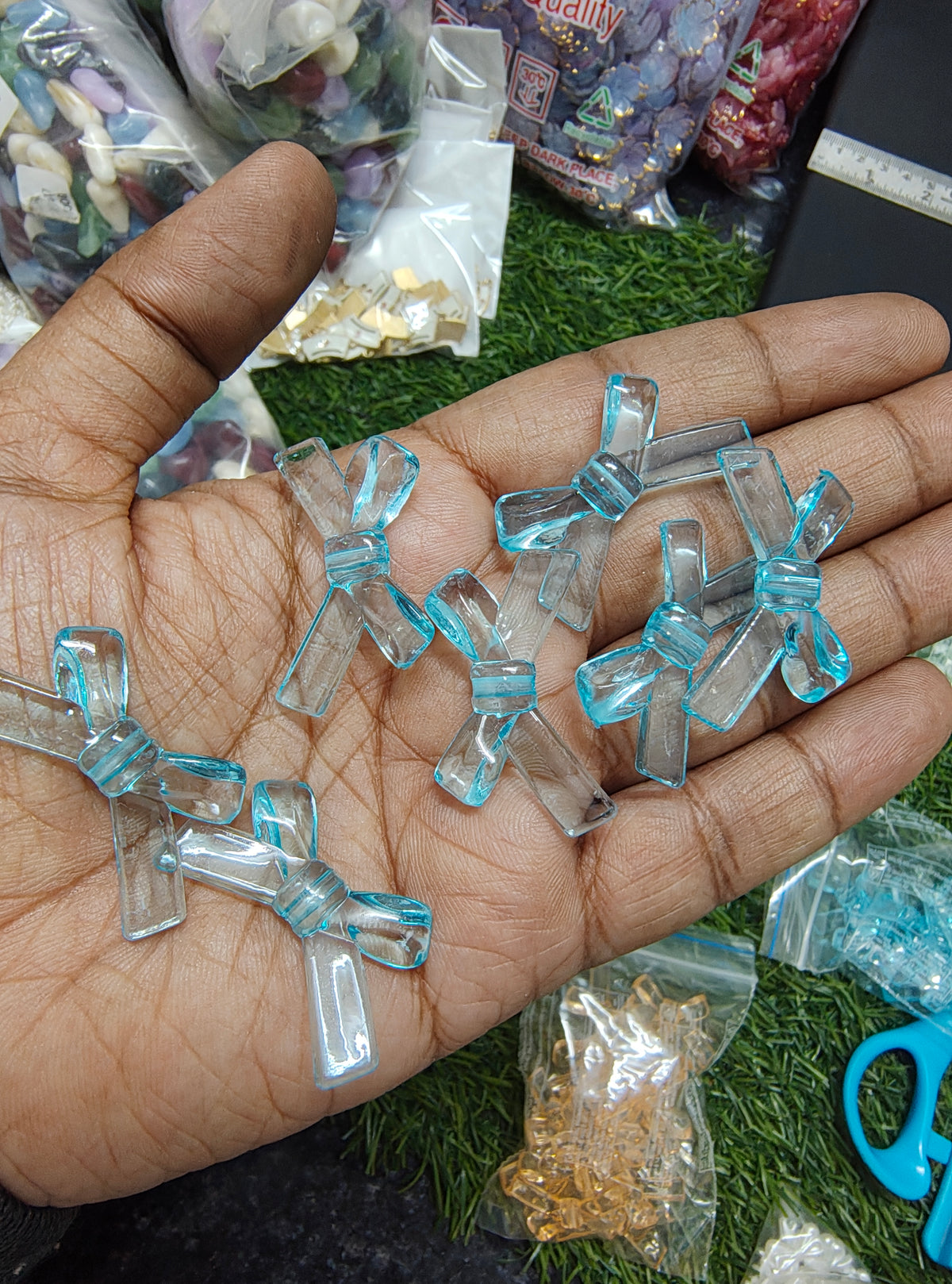 Acrylic transparent bow beads (AB2086)