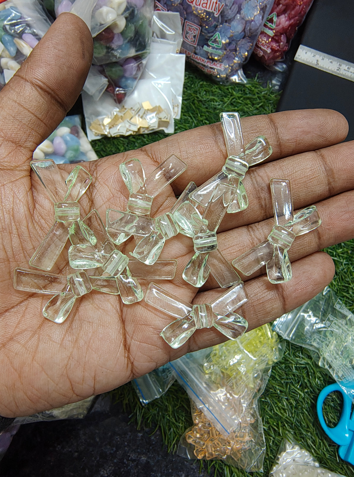 Acrylic transparent bow beads (AB2086)