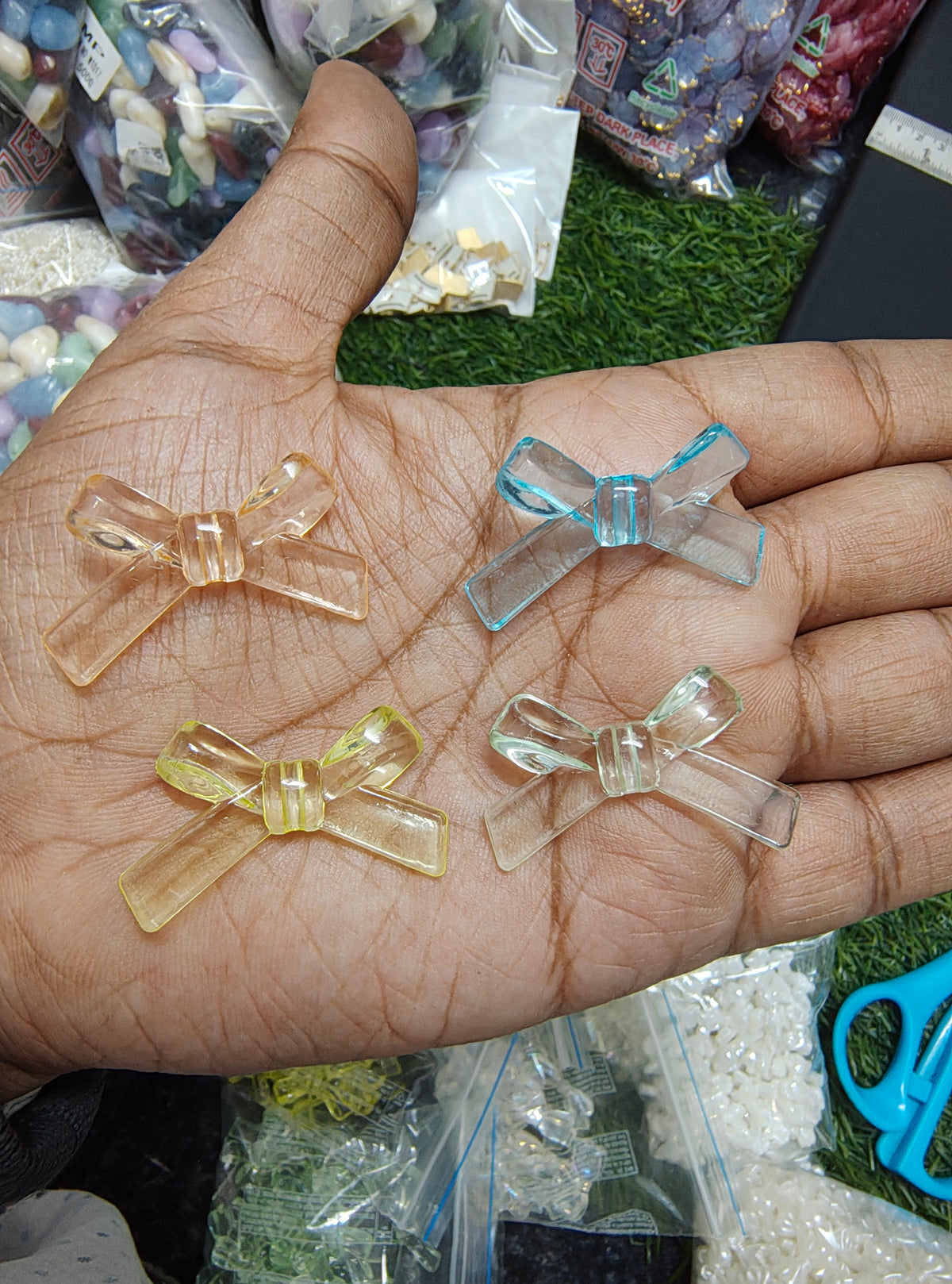 Acrylic transparent bow beads (AB2086)