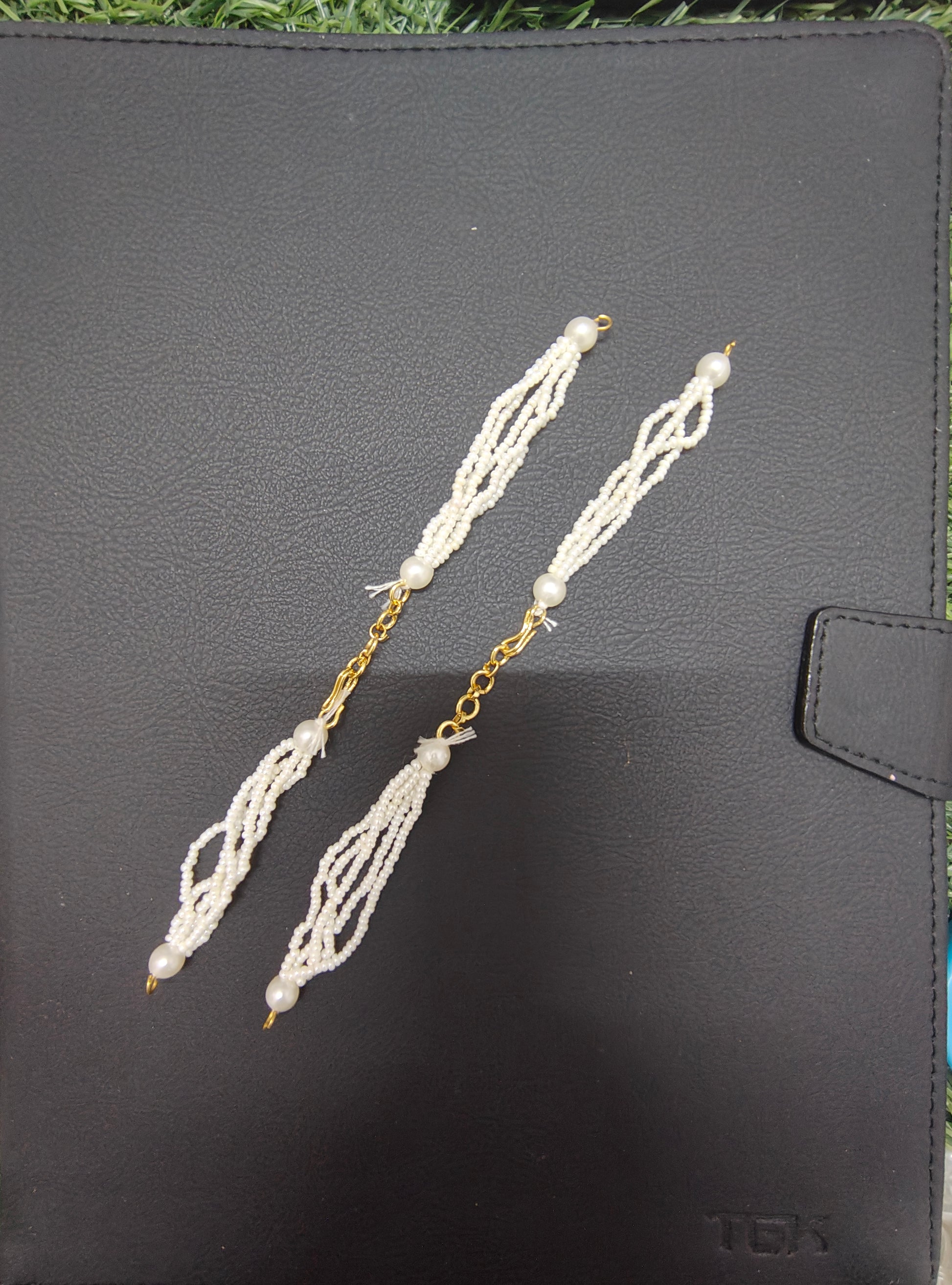 White beads bracelet hook