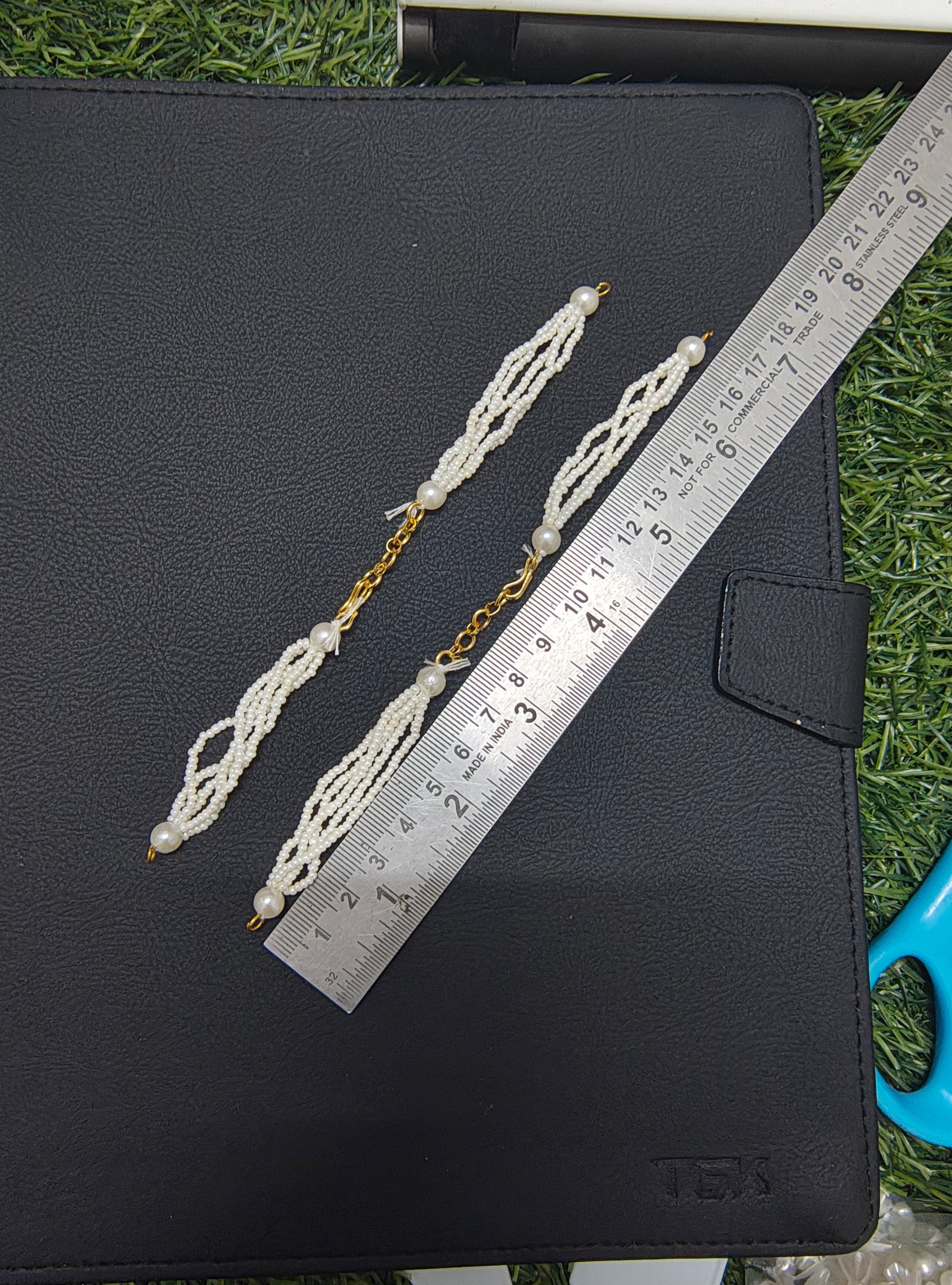 White beads bracelet hook