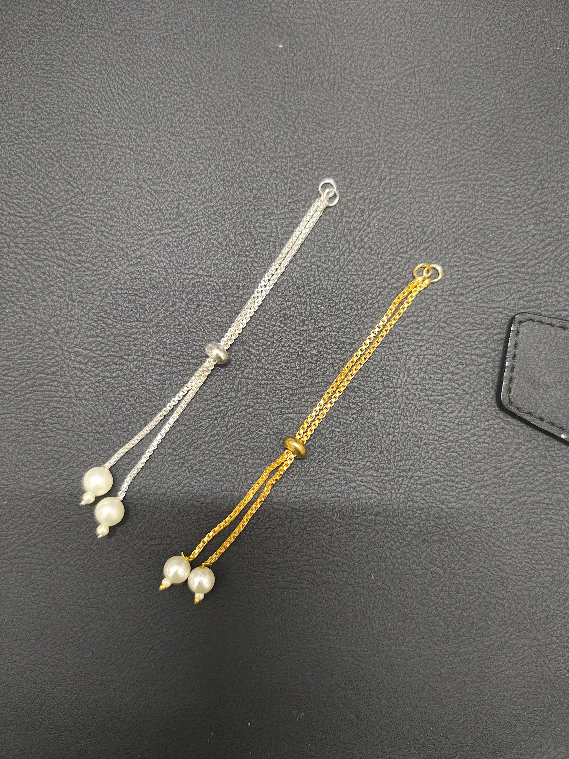 Metal bracelet with pearl