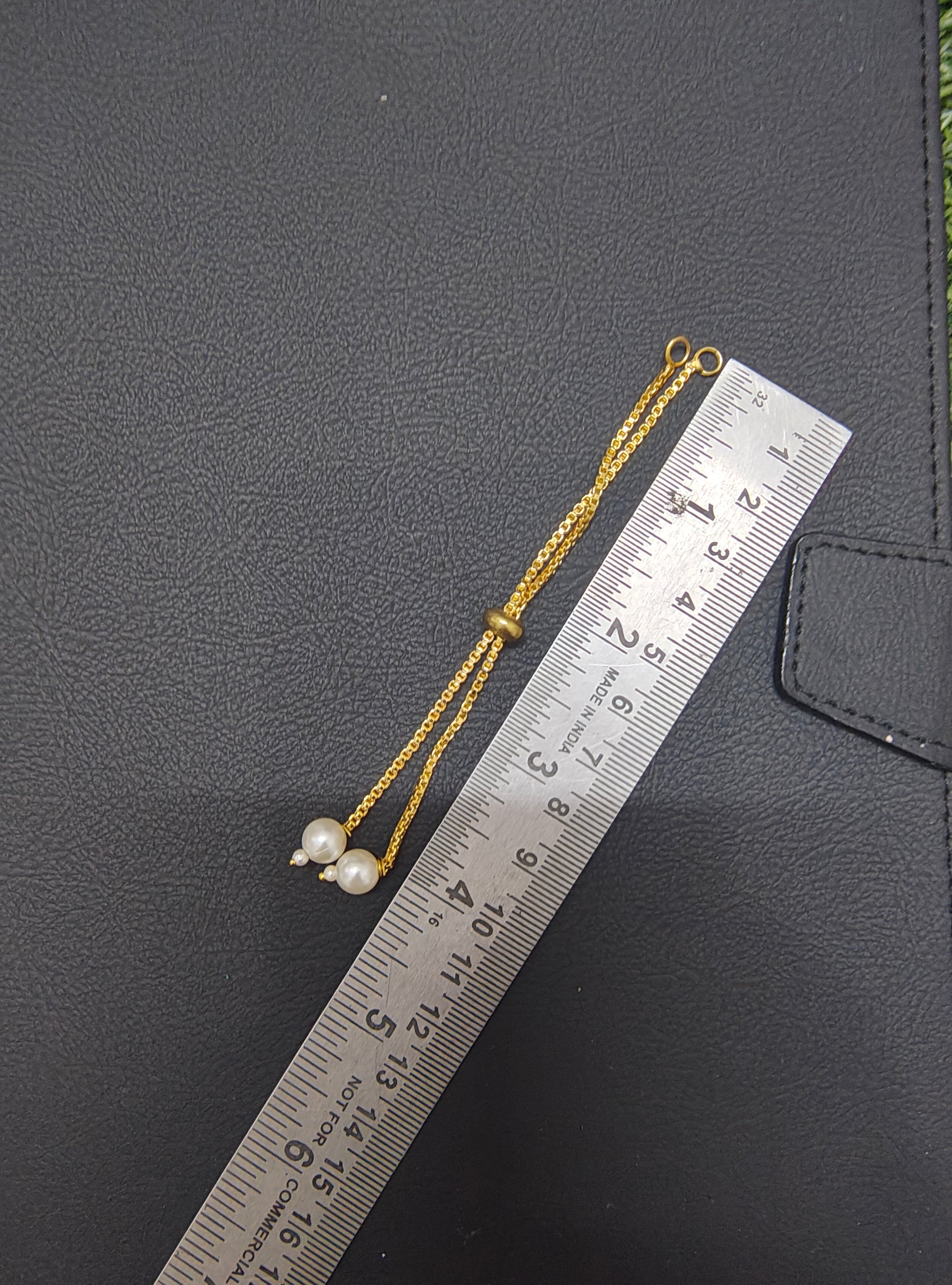 Metal bracelet with pearl