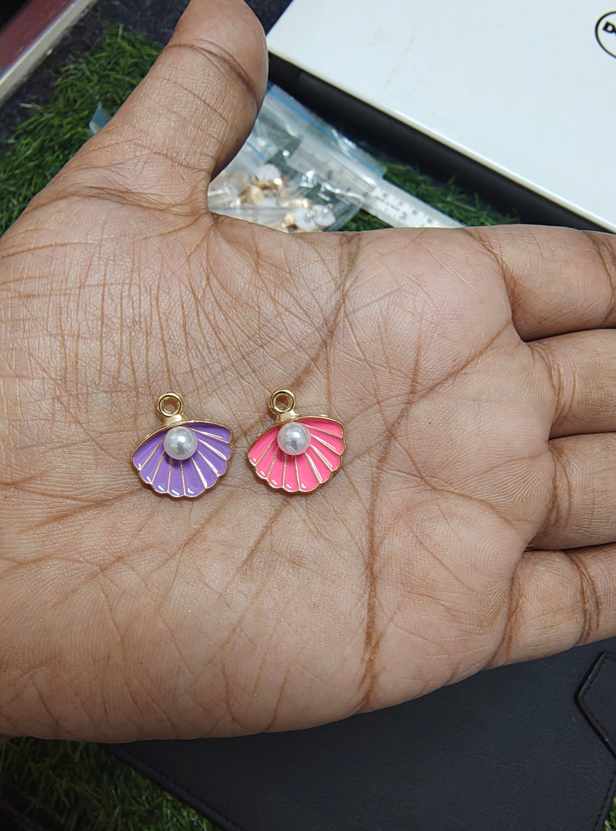 Shell with pearl new charm ( EC1098 )