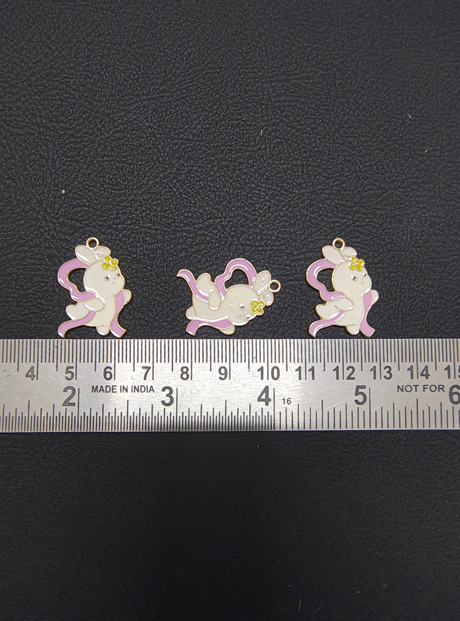 Rabbit queen charm ( EC1105 )