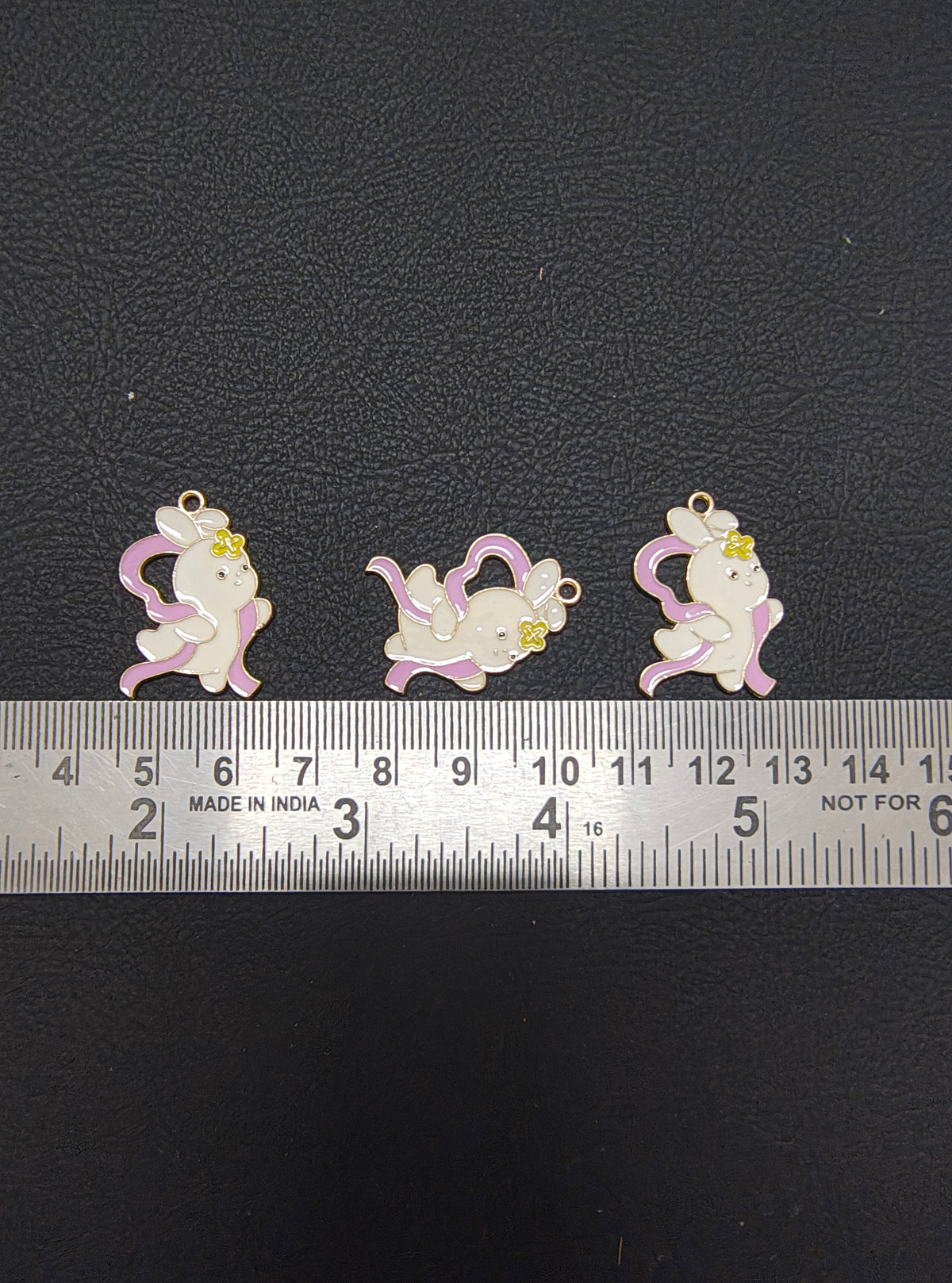 Rabbit queen charm ( EC1105 )
