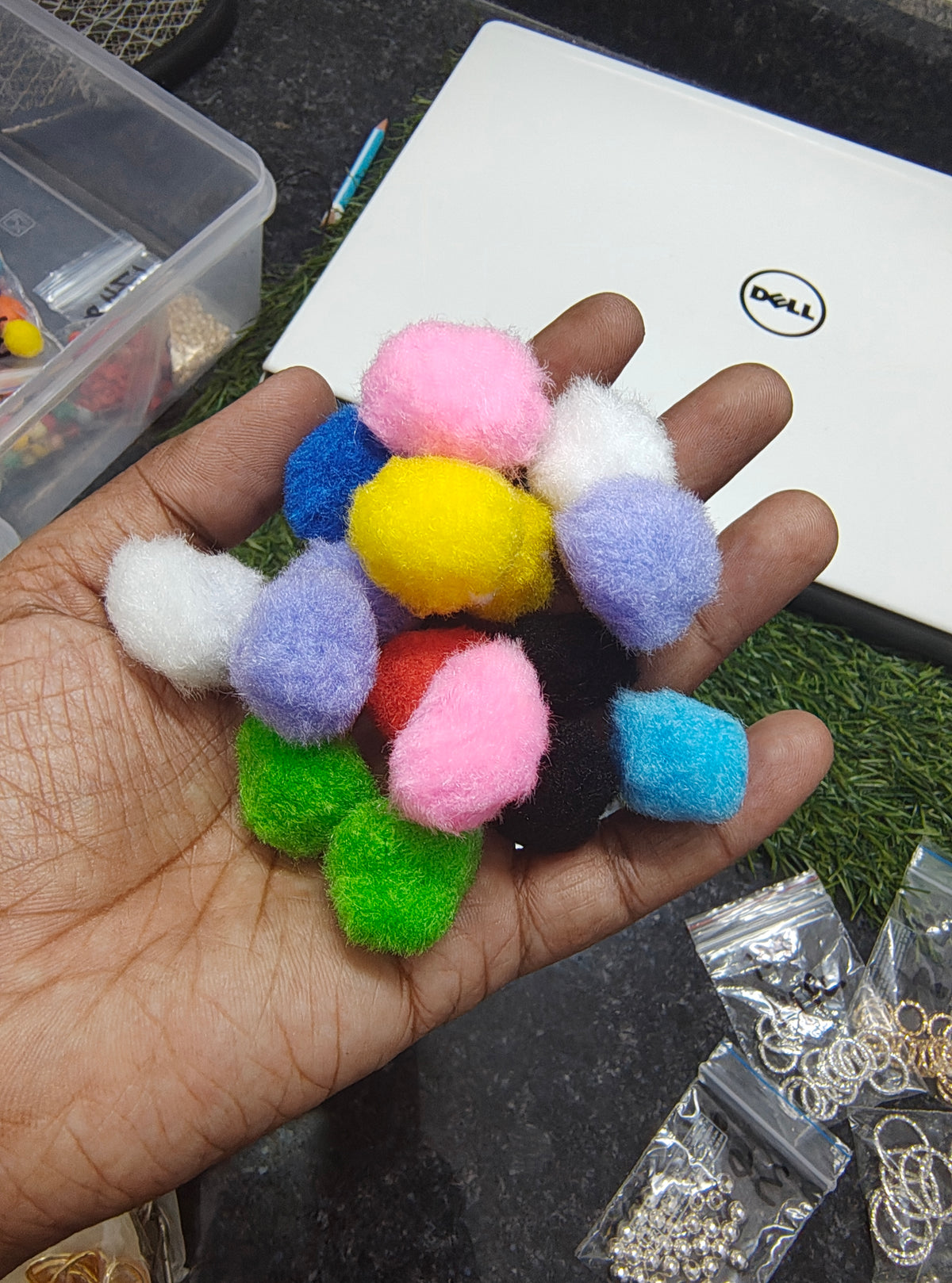 Mix colour big pompom ( OP1014 )