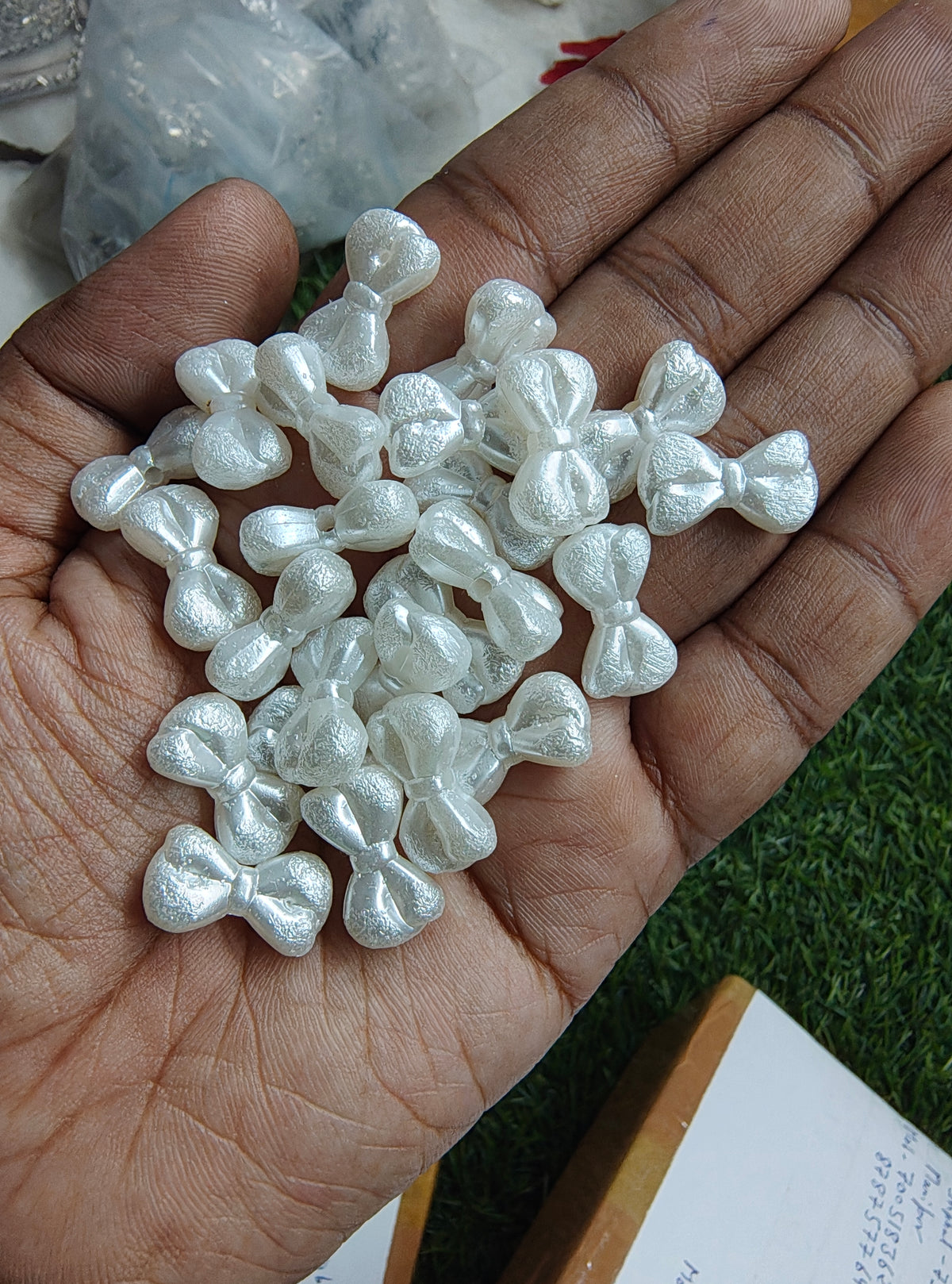 15mm shiny white pearl bow beads ( APB3018)