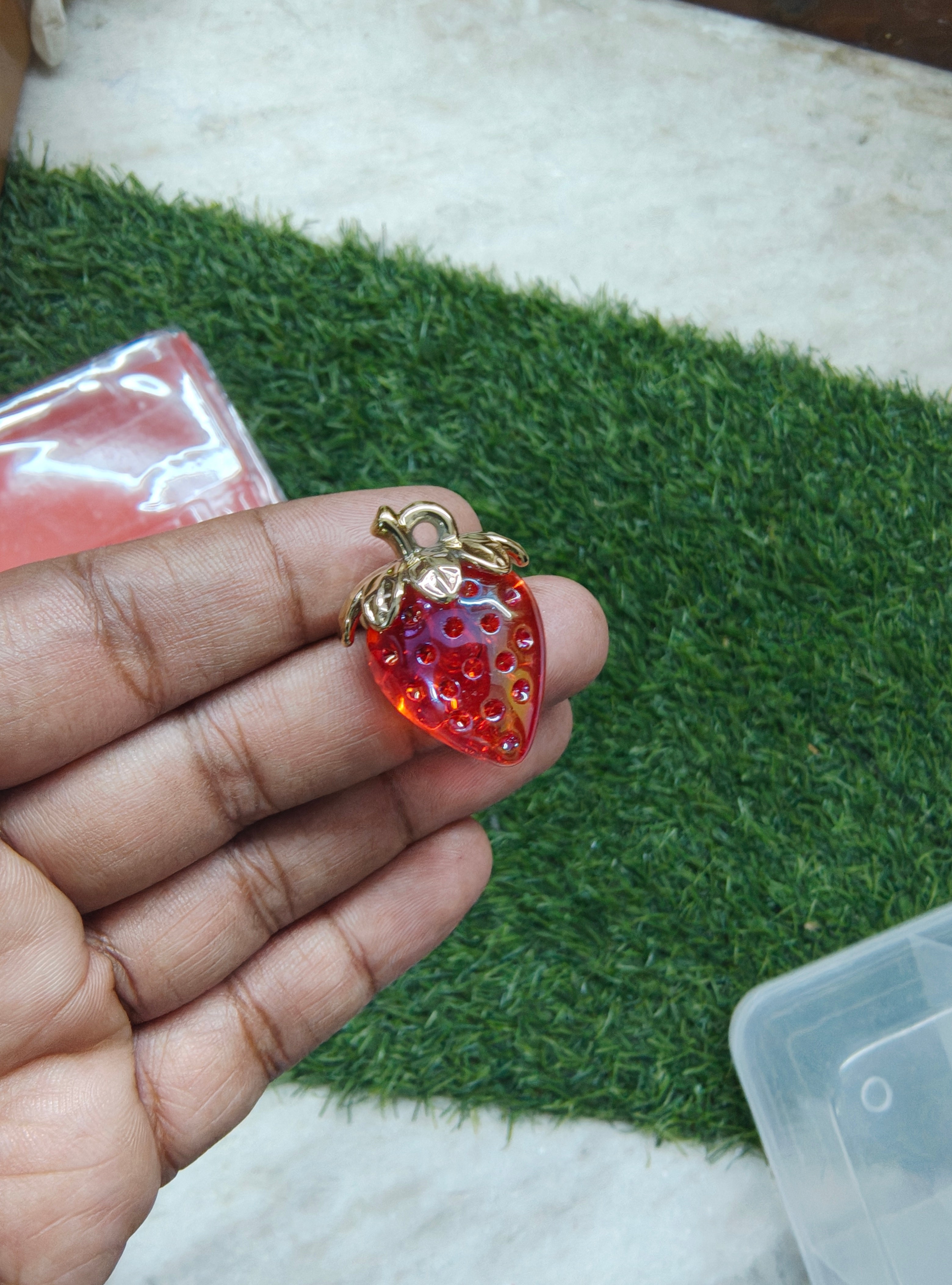 Strawberry 3d charm ( 3DC1022 )