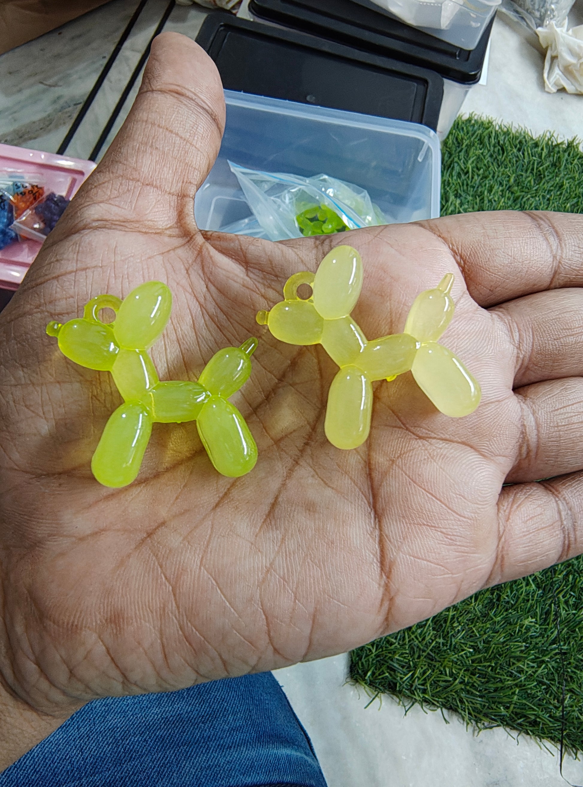 Transparent acrylic dog (AB2128)