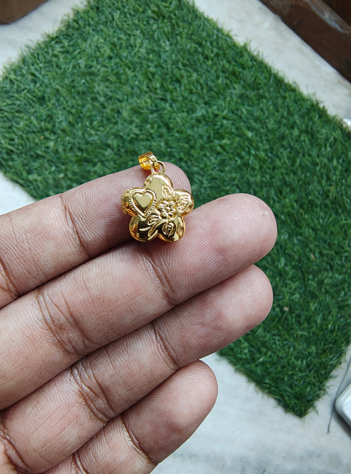 Golden flower openable pandent ( PC2029)