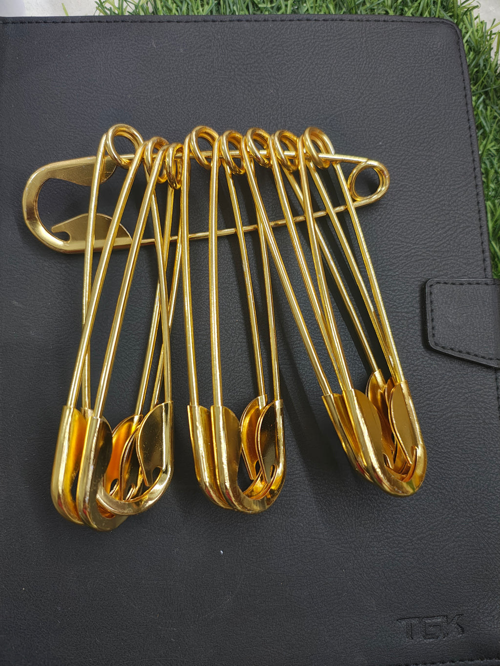 Big size saftey pin for hair bun
