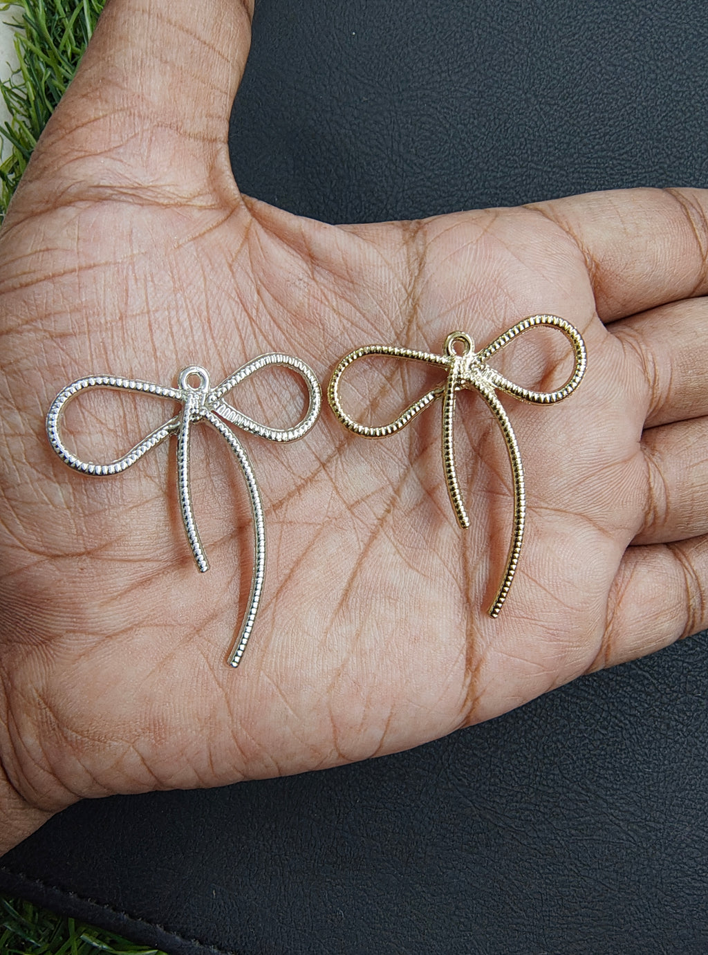 Metal bow charm