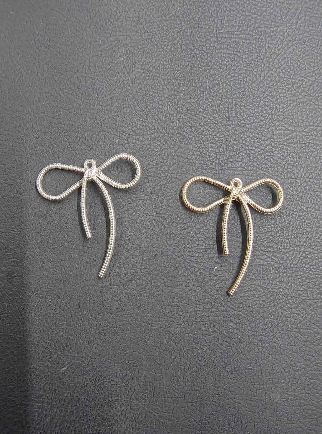 Metal bow charm