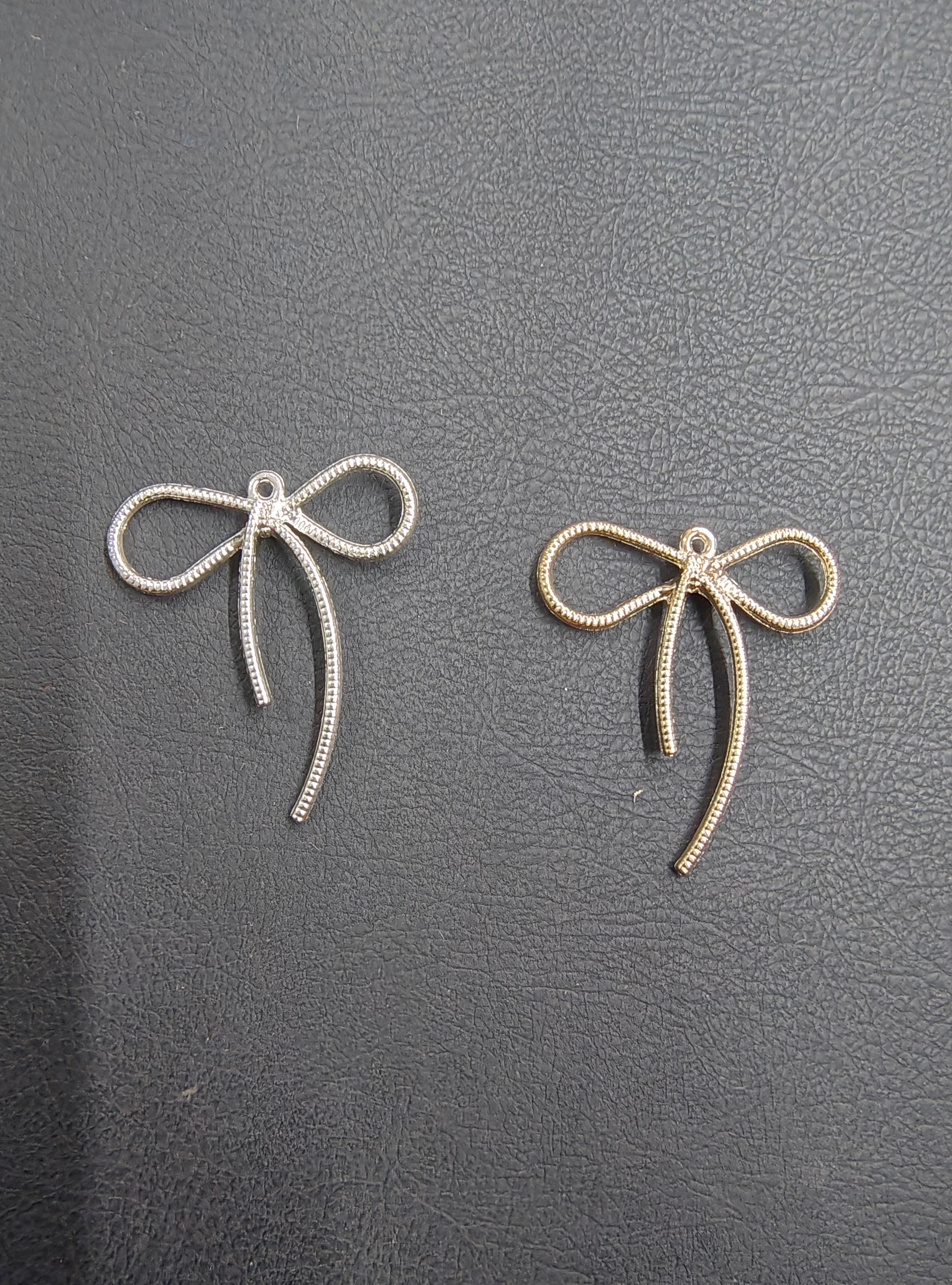 Metal bow charm