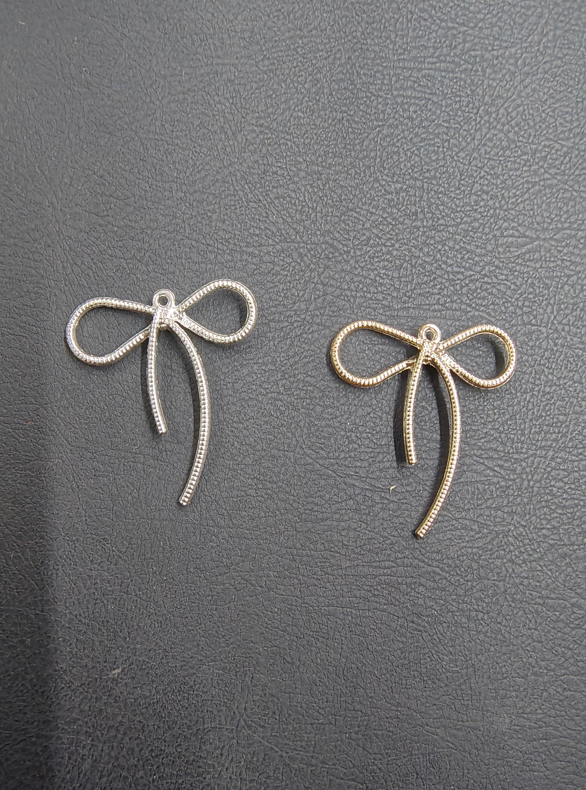 Metal bow charm ( MTC7056)