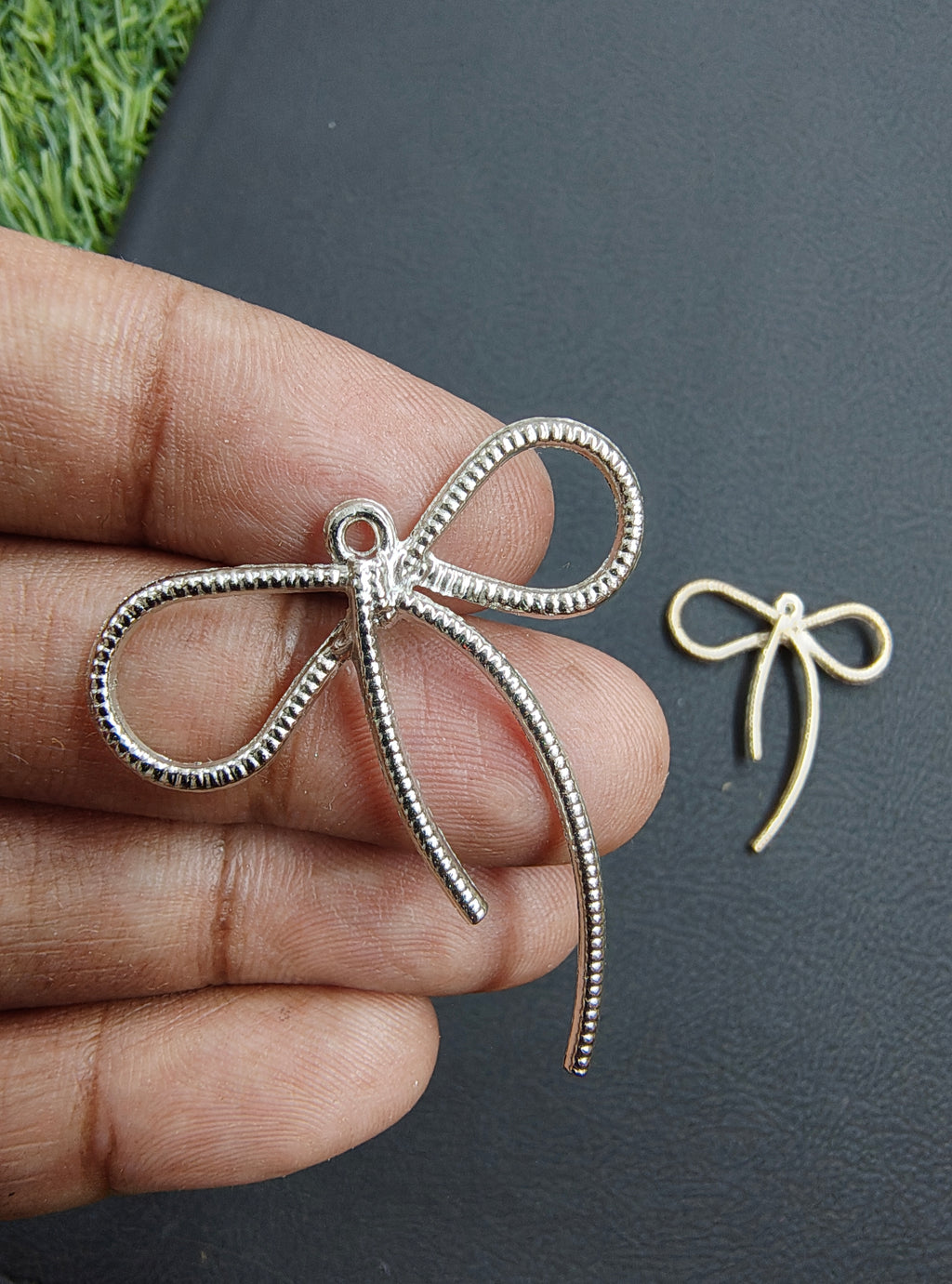 Metal bow charm