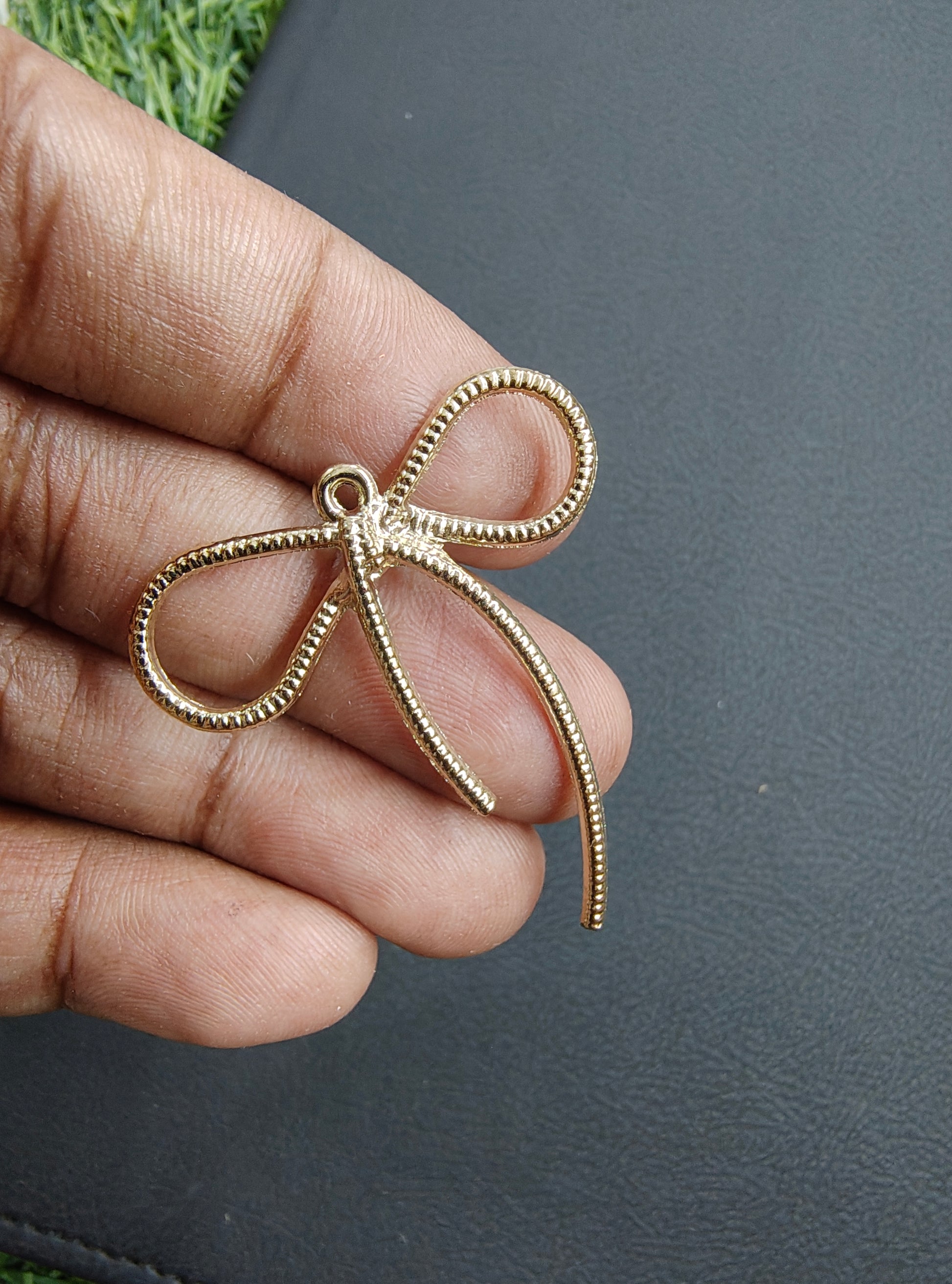 Metal bow charm