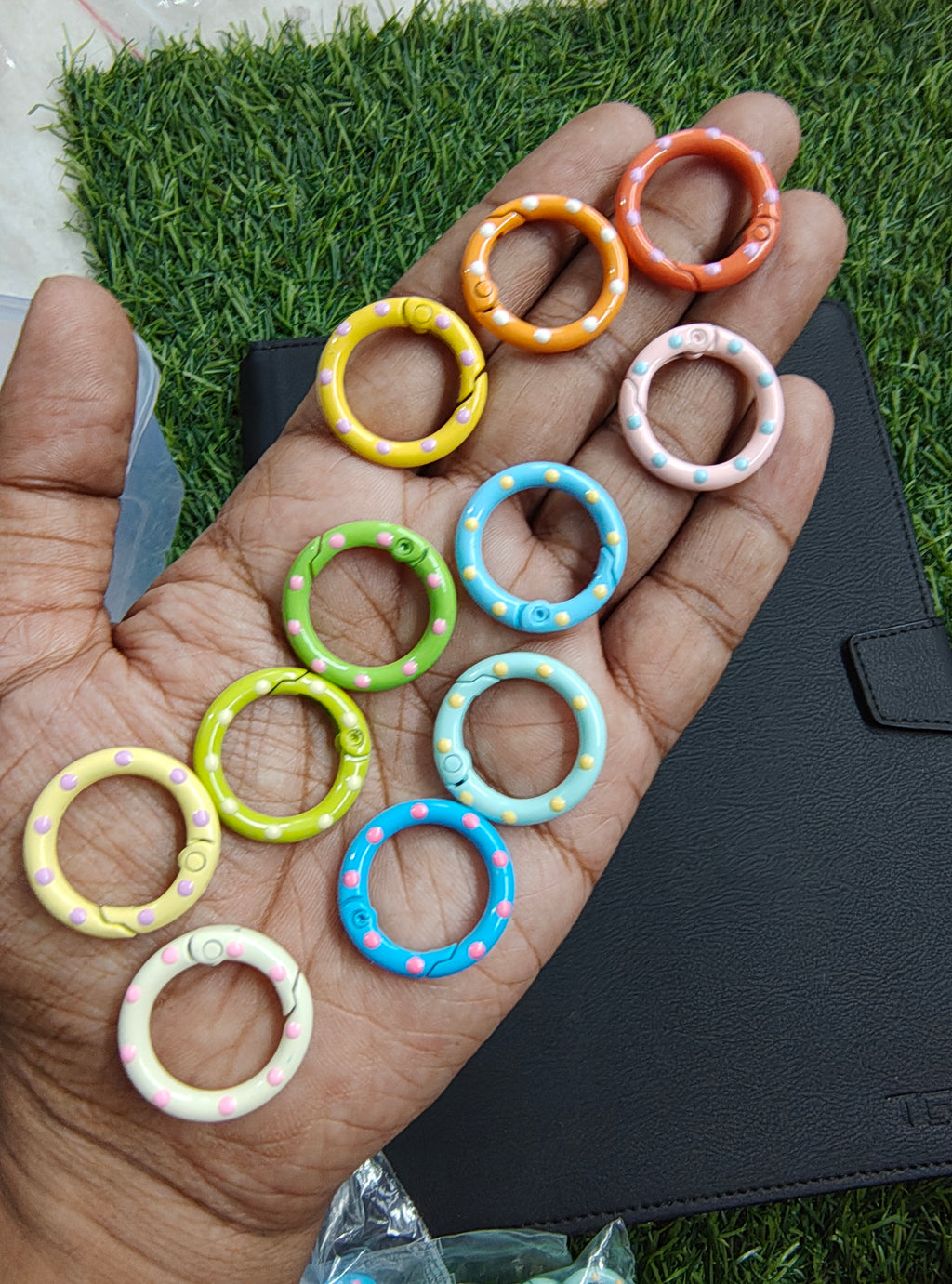 Colour push ring with dot