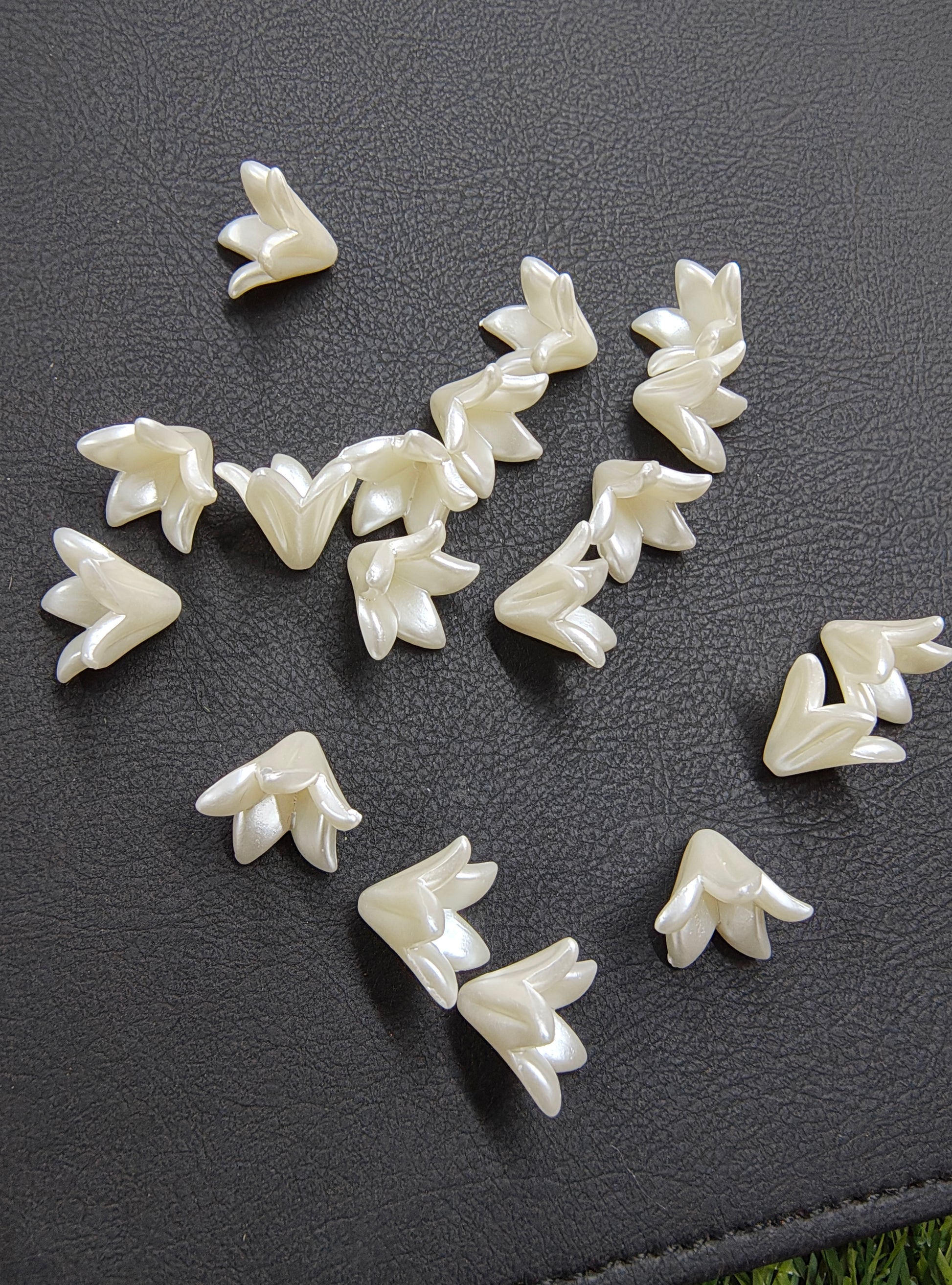 Acrylic pearl flower beads