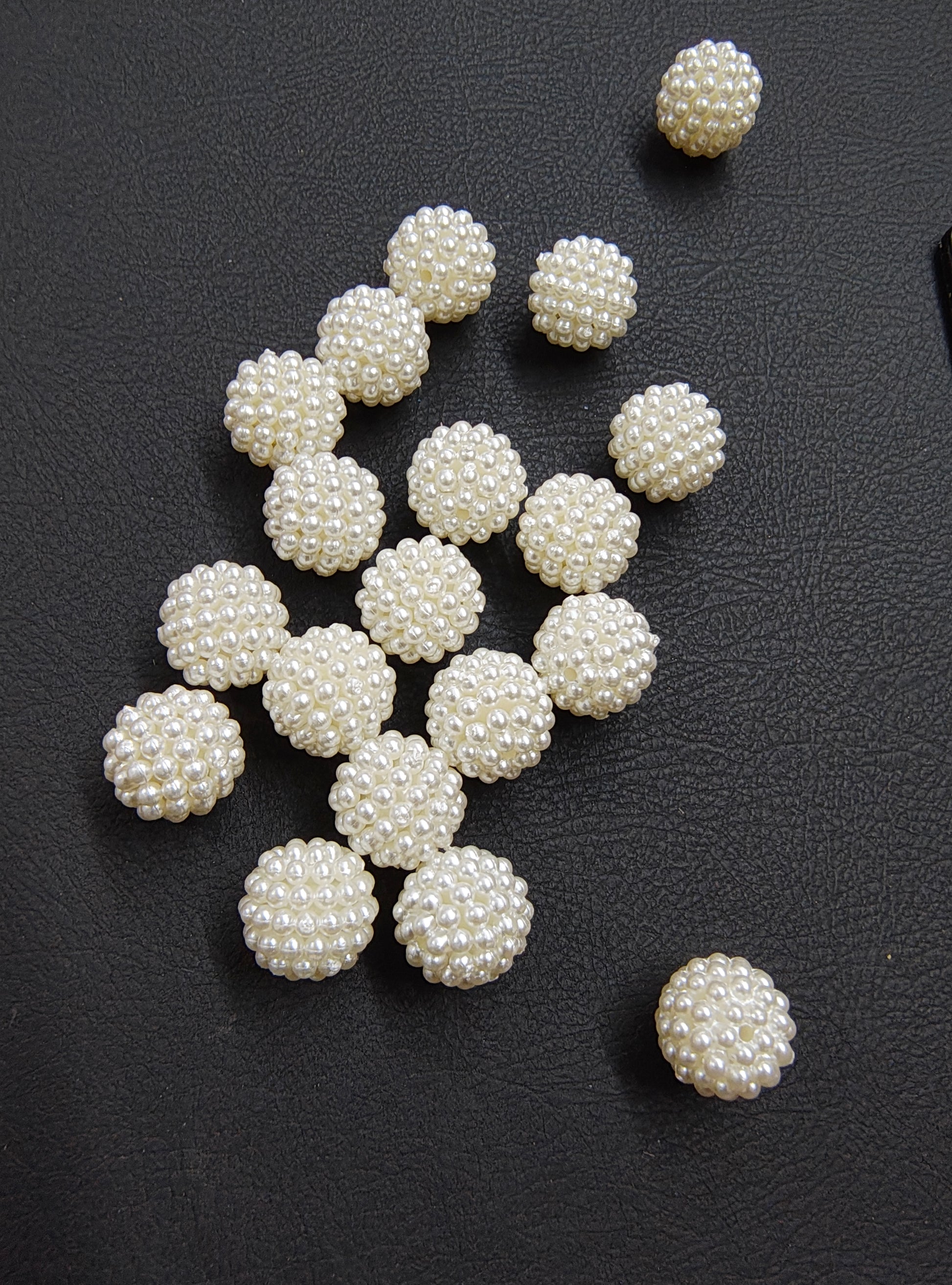 Pearl dott ball beads