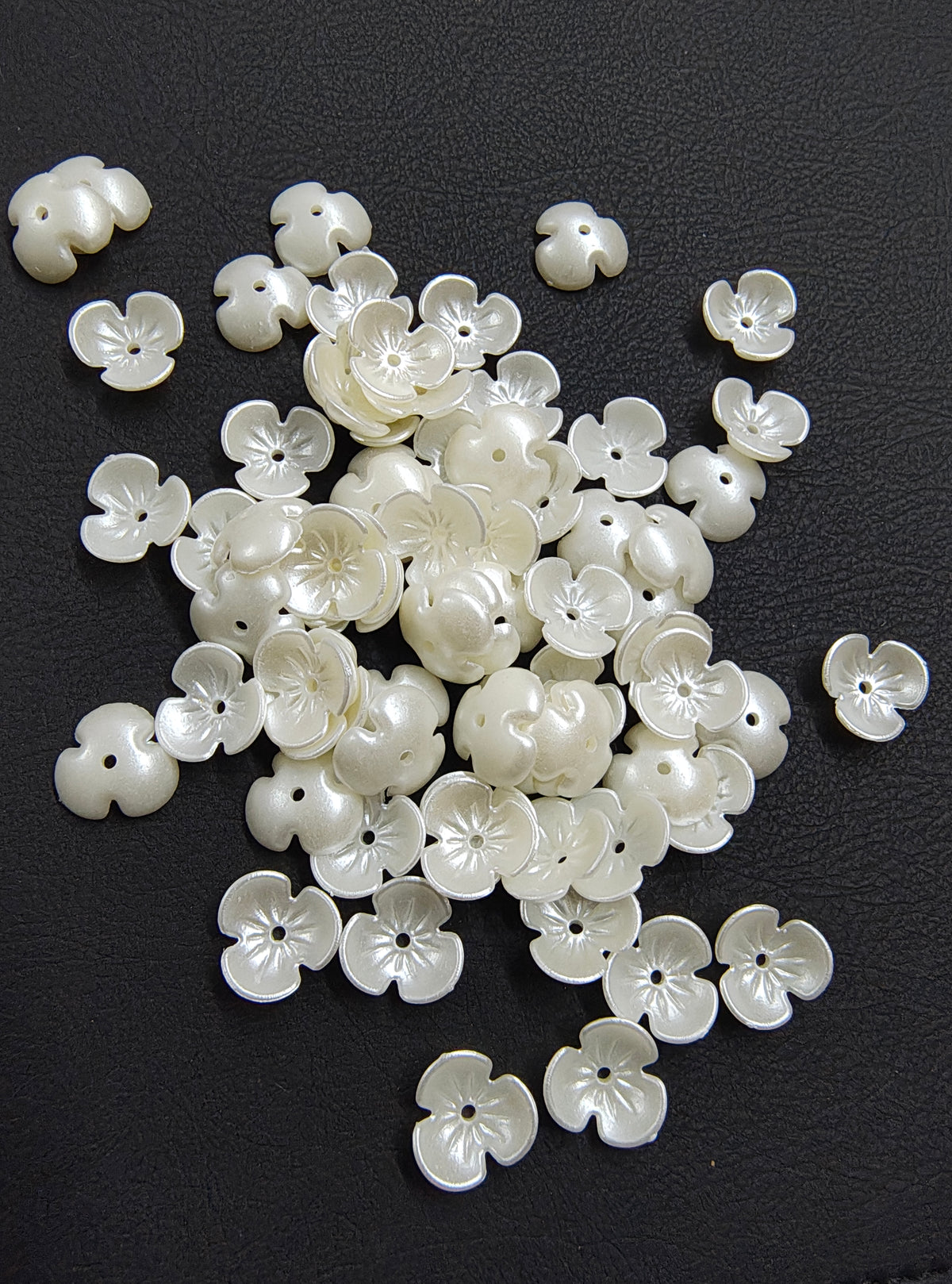 Small acrylic pearl flower beads (APB3030)