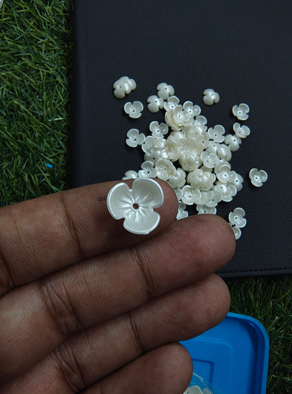 Small acrylic pearl flower beads