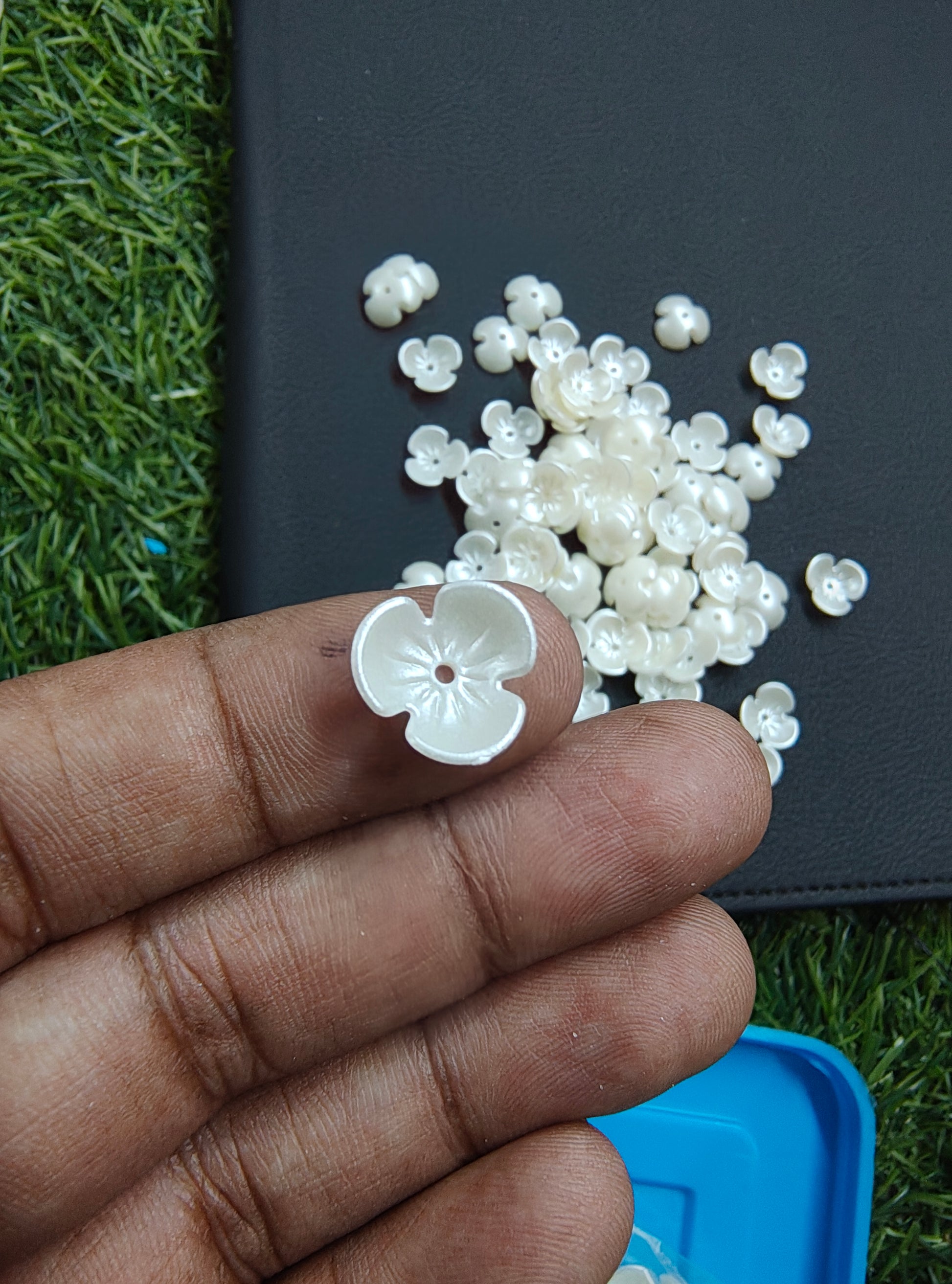 Small acrylic pearl flower beads