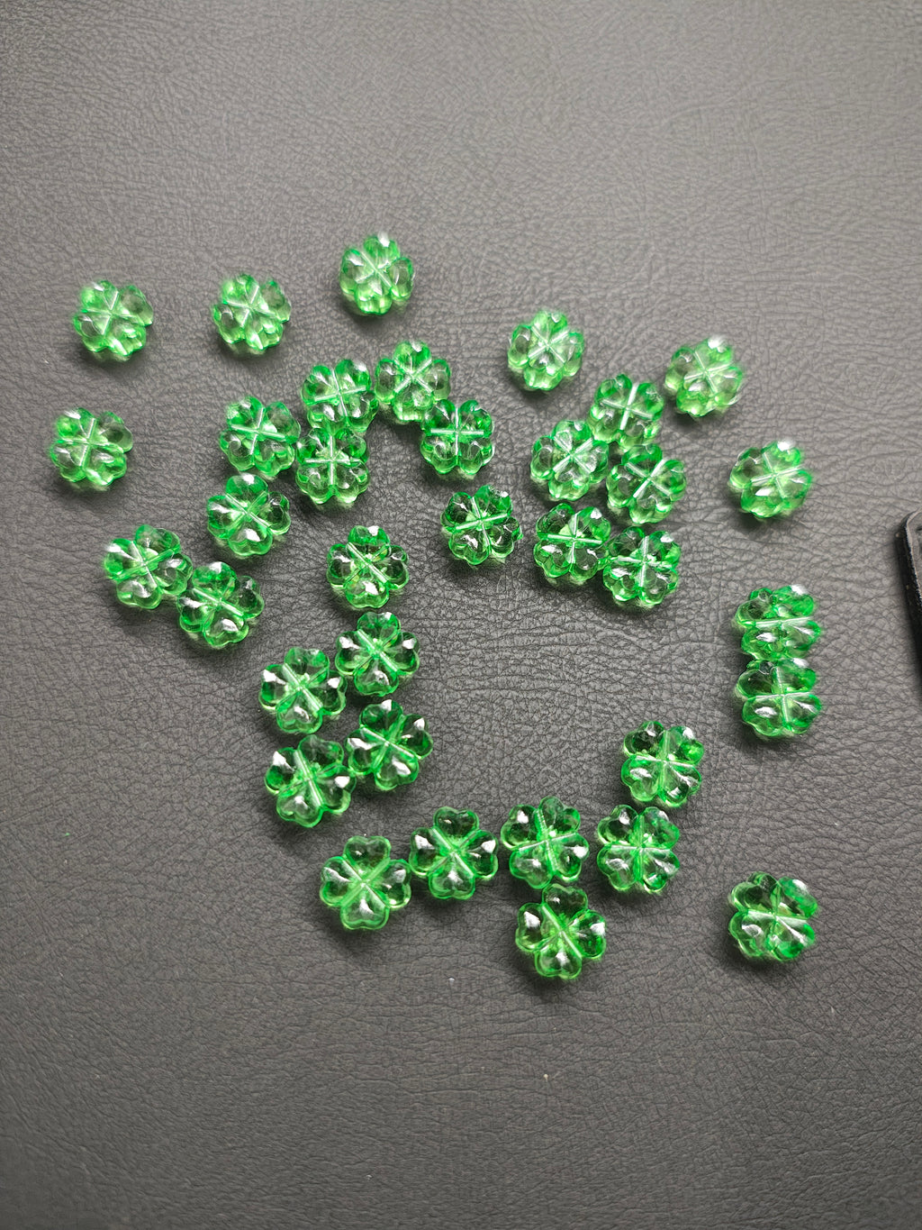 Clover green beads (AB2142)