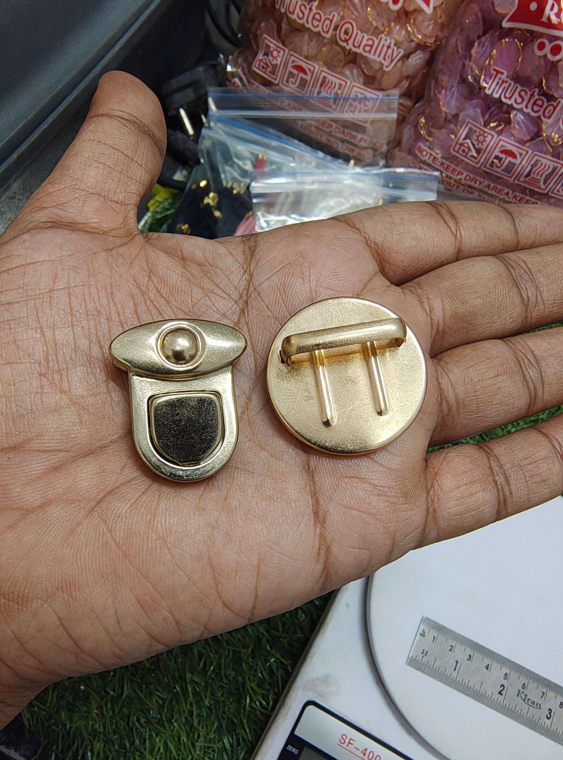 Bag hook button golden