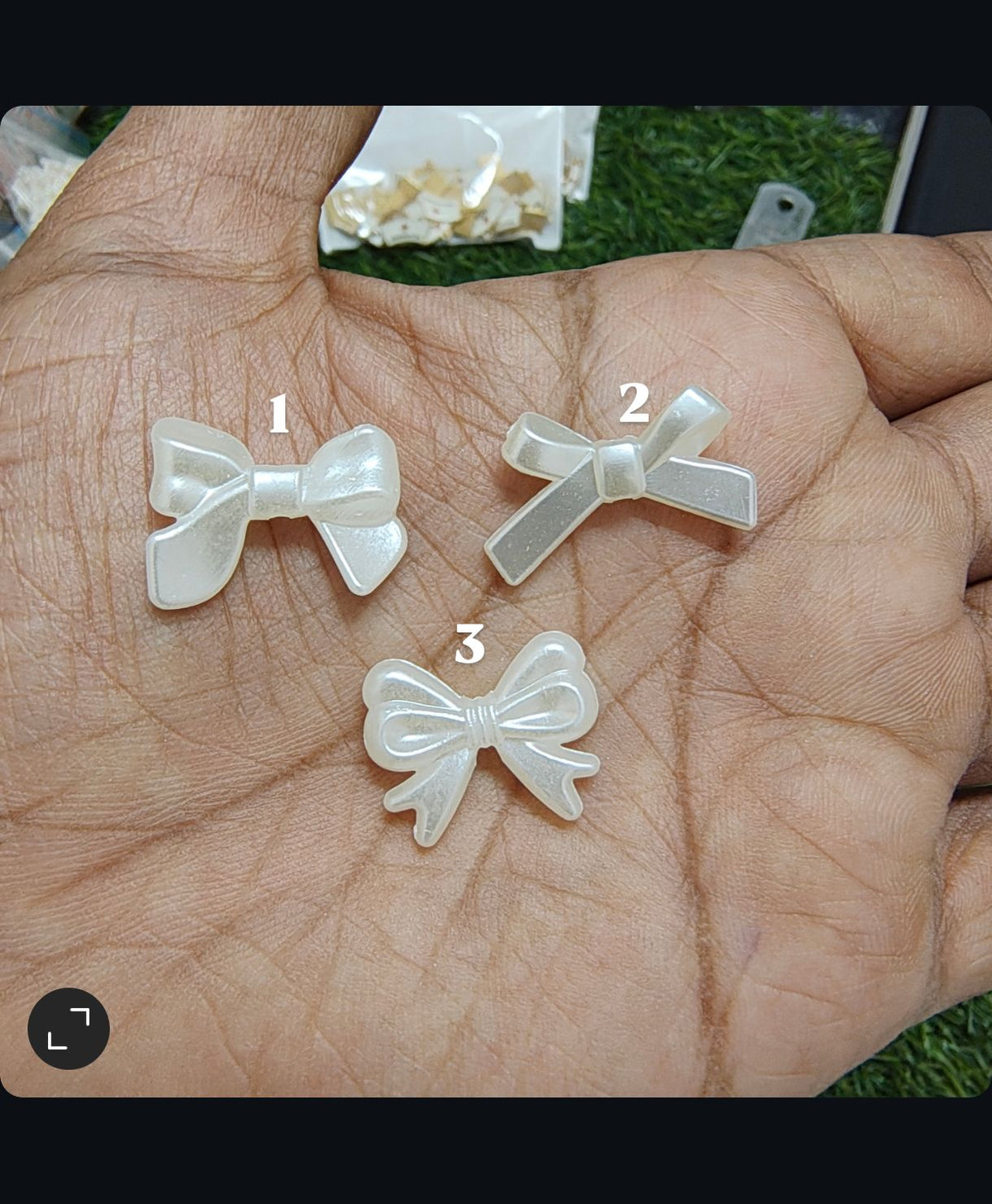 Medium size pearl bow beads 20mm approx ( APB3005 )