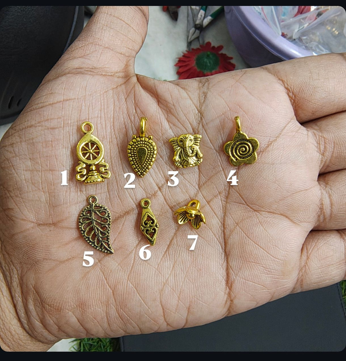 Golden metal charm ( MTC7032 )