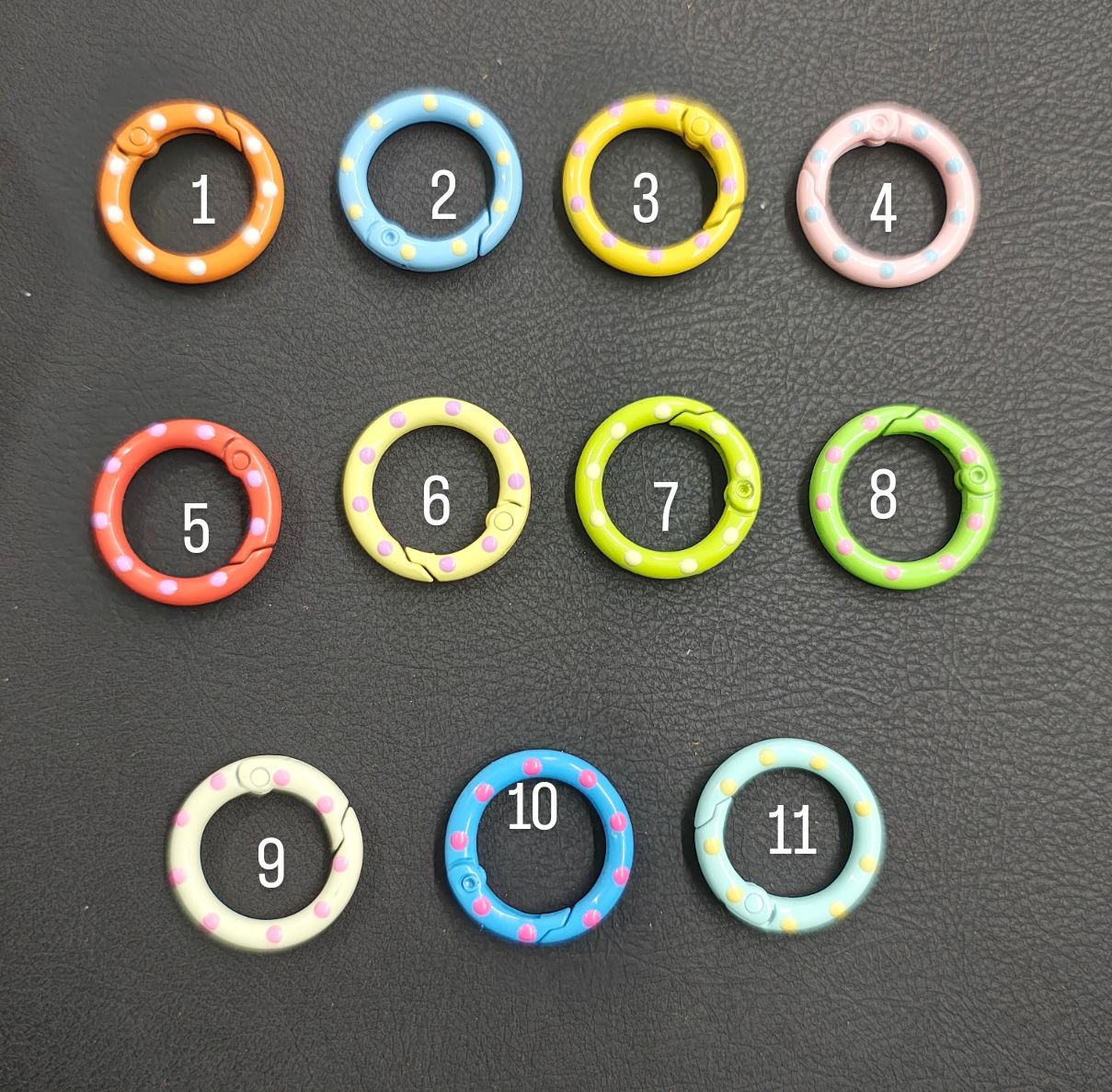 Colour push ring with dot