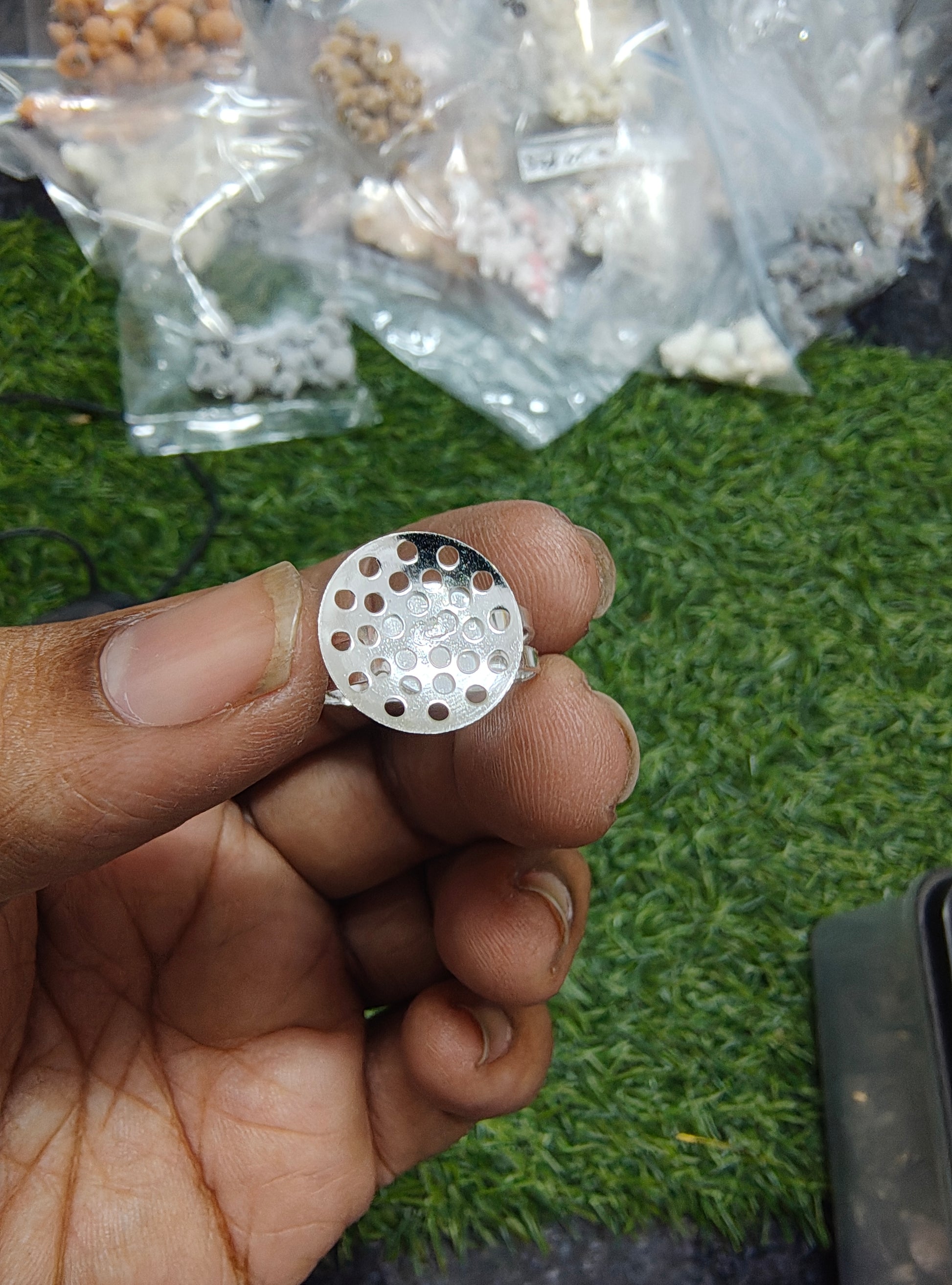 Adjustable finger ring