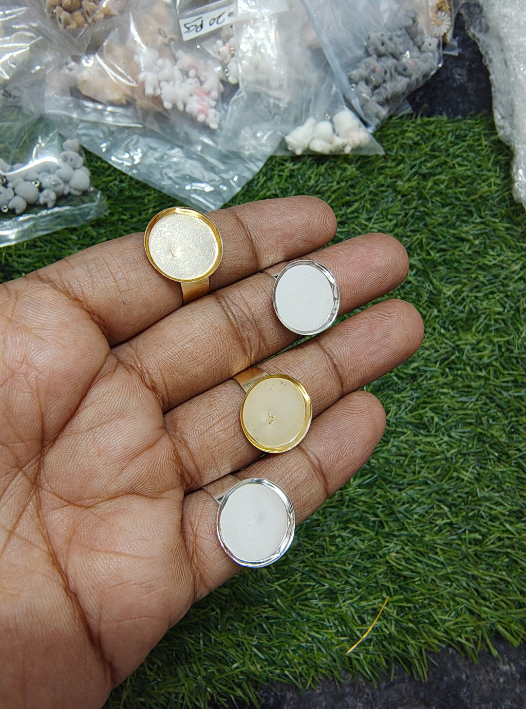 Adjustable finger ring for resin art