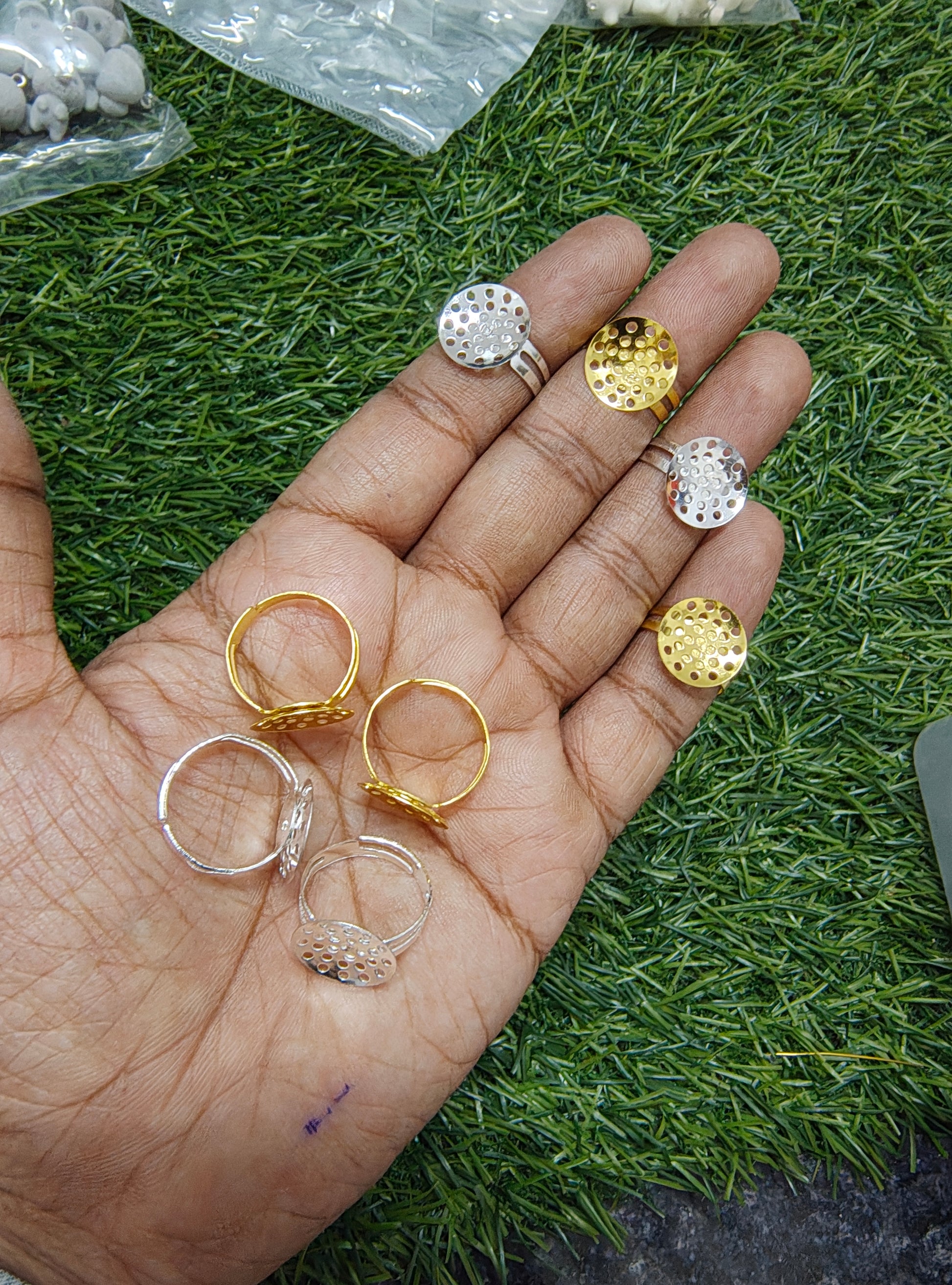 Adjustable finger ring