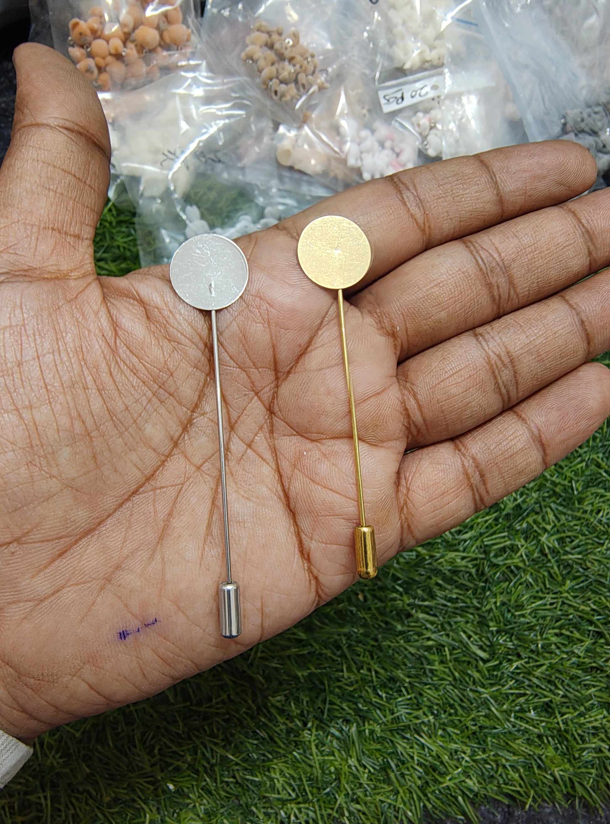 Round shape lapel pin