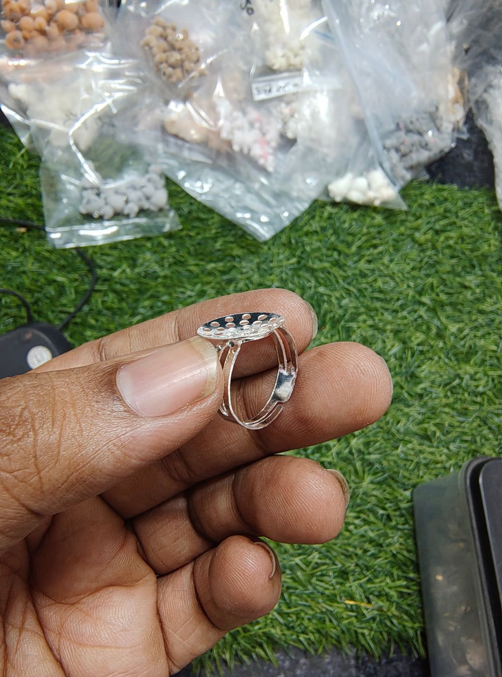 Adjustable finger ring