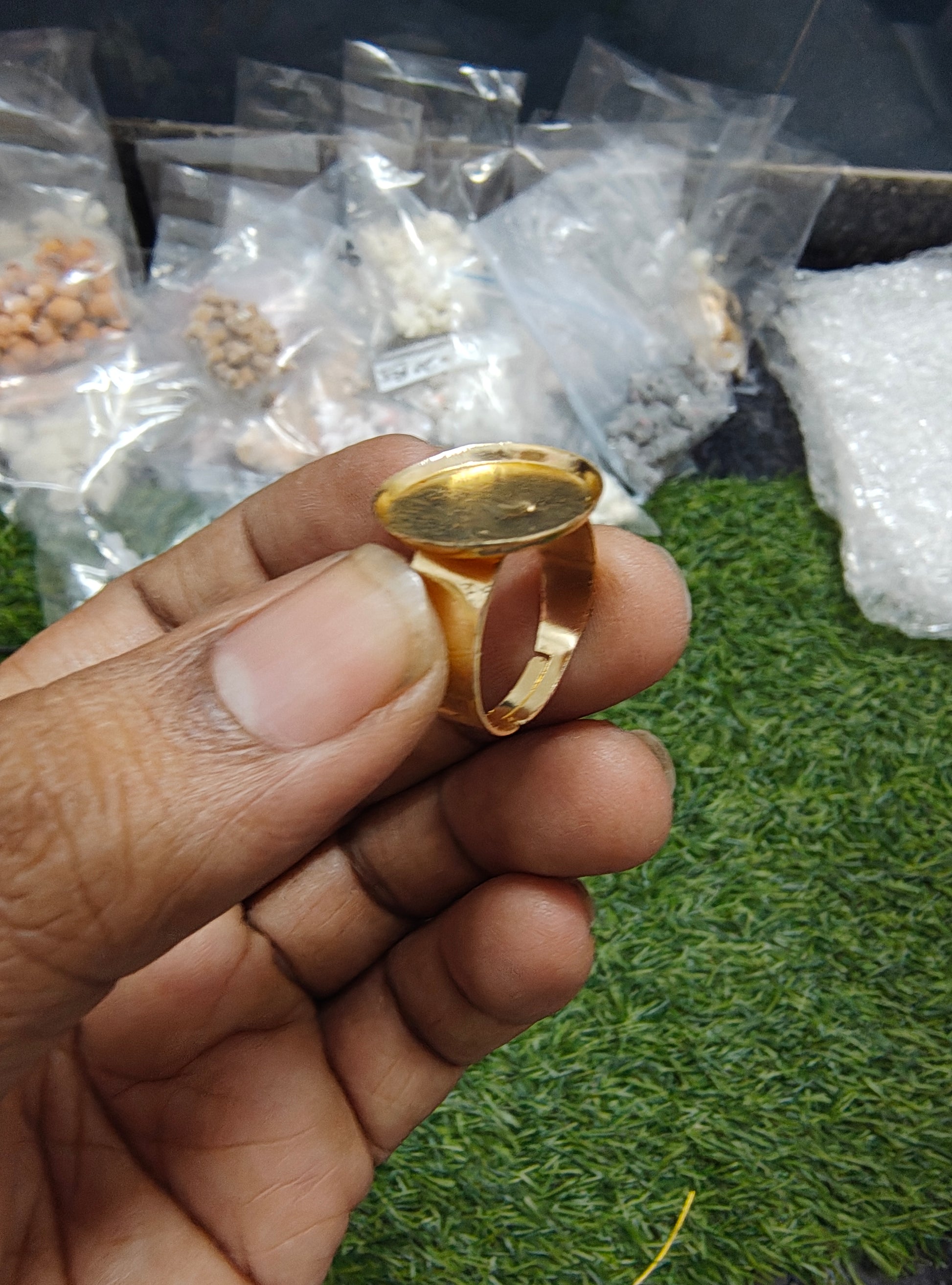 Adjustable finger ring for resin art